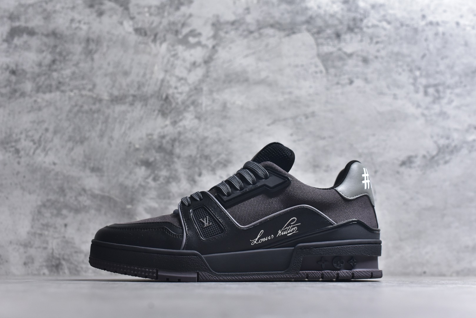 #AM-甄选 碾压市场7××版本 独家𝑻𝒓𝒂𝒊𝒏𝒆𝒓 现货入库💪🏻 救市品质 走量拉新神器 独家高定版最强平替 价格优势碾压市场 救市批次 高端零售 外贸专供 原版购入开发 正确空胶工艺 ZP级全套包装 完美楦型 正确卡色 大底TPU 质感媲美原版 细节与原版一致 注意区分市面通货 比肩高定 尺码：39-46-选品中心