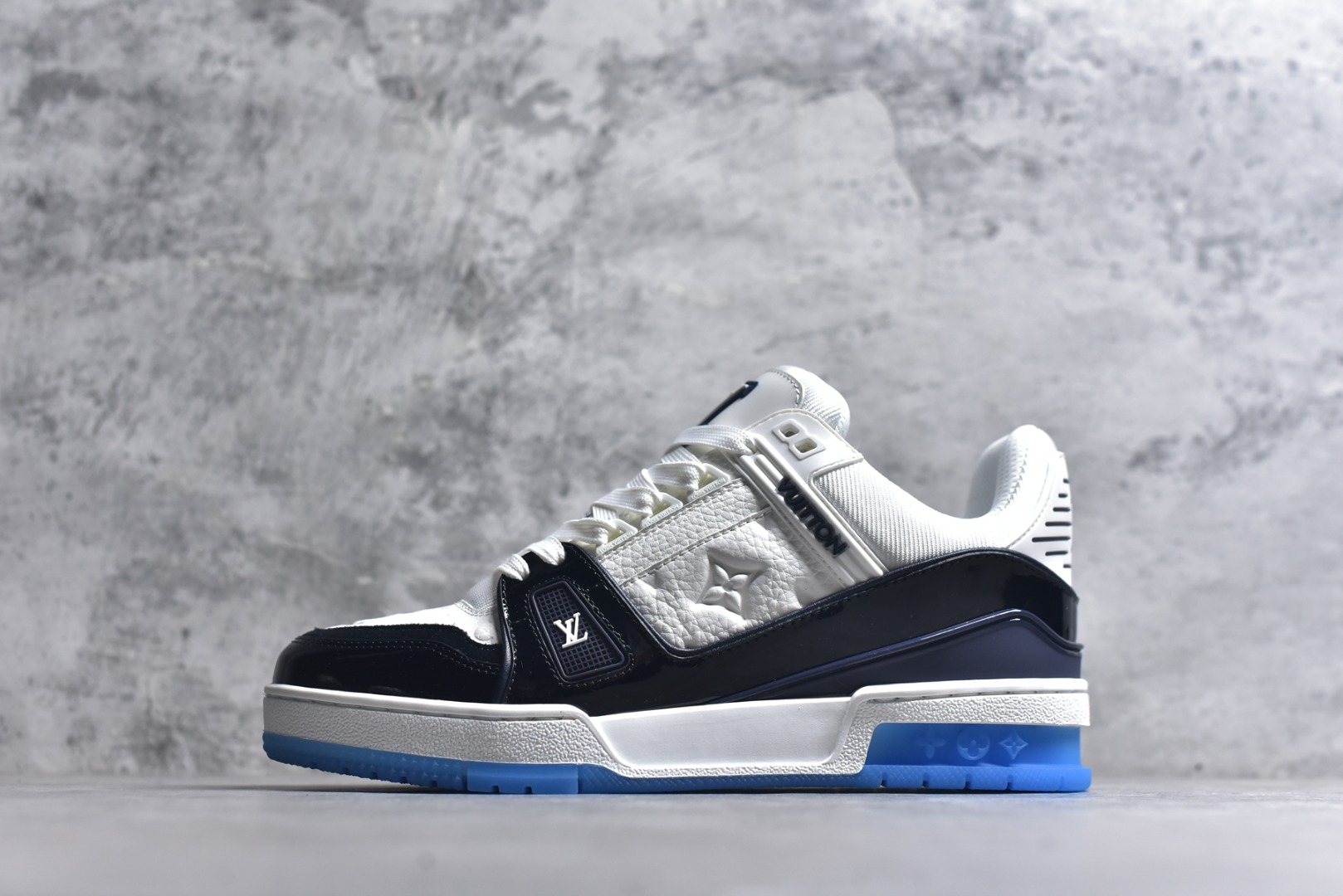 #AM-甄选 碾压市场7××版本 独家𝑻𝒓𝒂𝒊𝒏𝒆𝒓 现货入库💪🏻 救市品质 走量拉新神器 独家高定版最强平替 价格优势碾压市场 救市批次 高端零售 外贸专供 原版购入开发 正确空胶工艺 ZP级全套包装 完美楦型 正确卡色 大底TPU 质感媲美原版 细节与原版一致 注意区分市面通货 比肩高定 尺码：39-46-选品中心