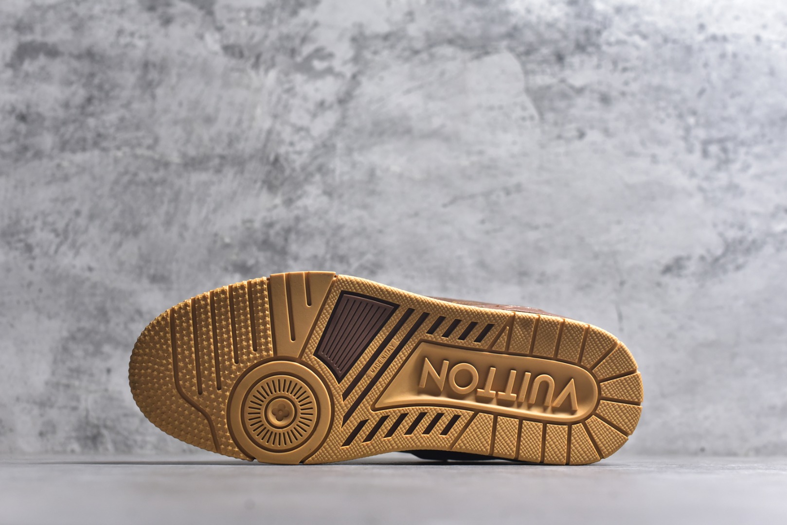 图片[6]-#AM-甄选 碾压市场7××版本 独家𝑻𝒓𝒂𝒊𝒏𝒆𝒓 现货入库💪🏻 救市品质 走量拉新神器 独家高定版最强平替 价格优势碾压市场 救市批次 高端零售 外贸专供 原版购入开发 正确空胶工艺 ZP级全套包装 完美楦型 正确卡色 大底TPU 质感媲美原版 细节与原版一致 注意区分市面通货 比肩高定 尺码：39-46-选品中心