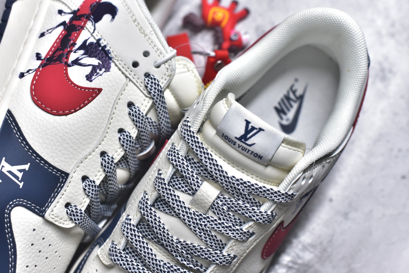 图片[9]-#Nike SB Dunk Low LV联名 马年限定 周年高端定制 低帮休闲板鞋 #定制鞋盒 大厂纯原品质出货 超高清洁度 皮料切割干净无任何毛边 细节完美 货号：JJ3508-563 尺码：36 36.5 37.5 38 38.5 39 40 40.5 41 42 42.5 43 44 44.5 45-选品中心