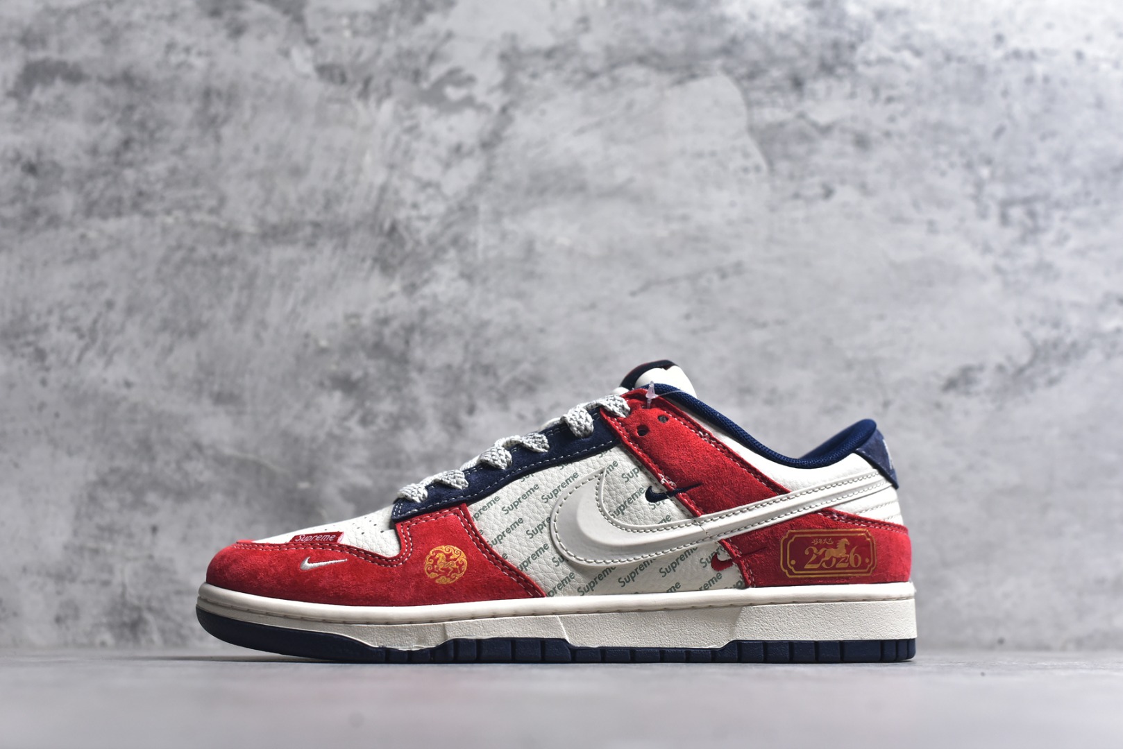 #Nike SB Dunk Low Supreme联名 马年限定 周年高端定制 低帮休闲板鞋 #定制鞋盒 大厂纯原品质出货 超高清洁度 皮料切割干净无任何毛边 细节完美 货号：FC7688-209 尺码：36 36.5 37.5 38 38.5 39 40 40.5 41 42 42.5 43 44 44.5 45-选品中心