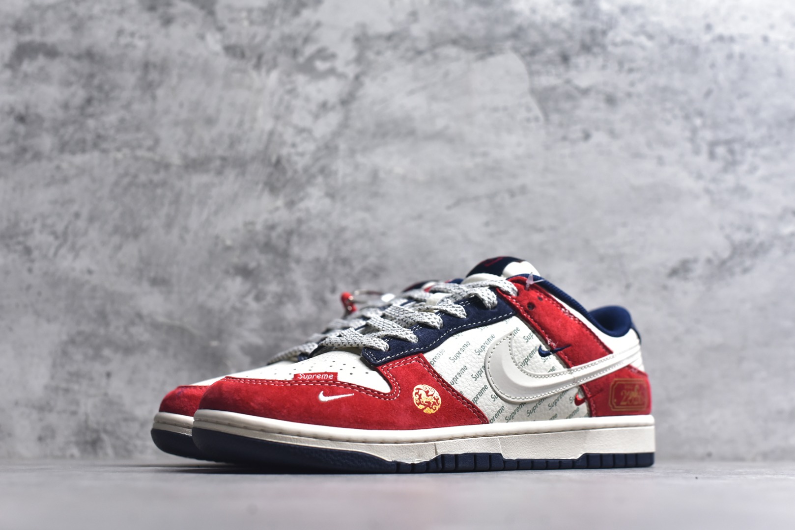 图片[2]-#Nike SB Dunk Low Supreme联名 马年限定 周年高端定制 低帮休闲板鞋 #定制鞋盒 大厂纯原品质出货 超高清洁度 皮料切割干净无任何毛边 细节完美 货号：FC7688-209 尺码：36 36.5 37.5 38 38.5 39 40 40.5 41 42 42.5 43 44 44.5 45-选品中心