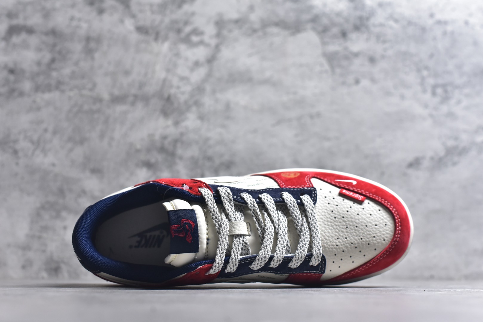 图片[4]-#Nike SB Dunk Low Supreme联名 马年限定 周年高端定制 低帮休闲板鞋 #定制鞋盒 大厂纯原品质出货 超高清洁度 皮料切割干净无任何毛边 细节完美 货号：FC7688-209 尺码：36 36.5 37.5 38 38.5 39 40 40.5 41 42 42.5 43 44 44.5 45-选品中心