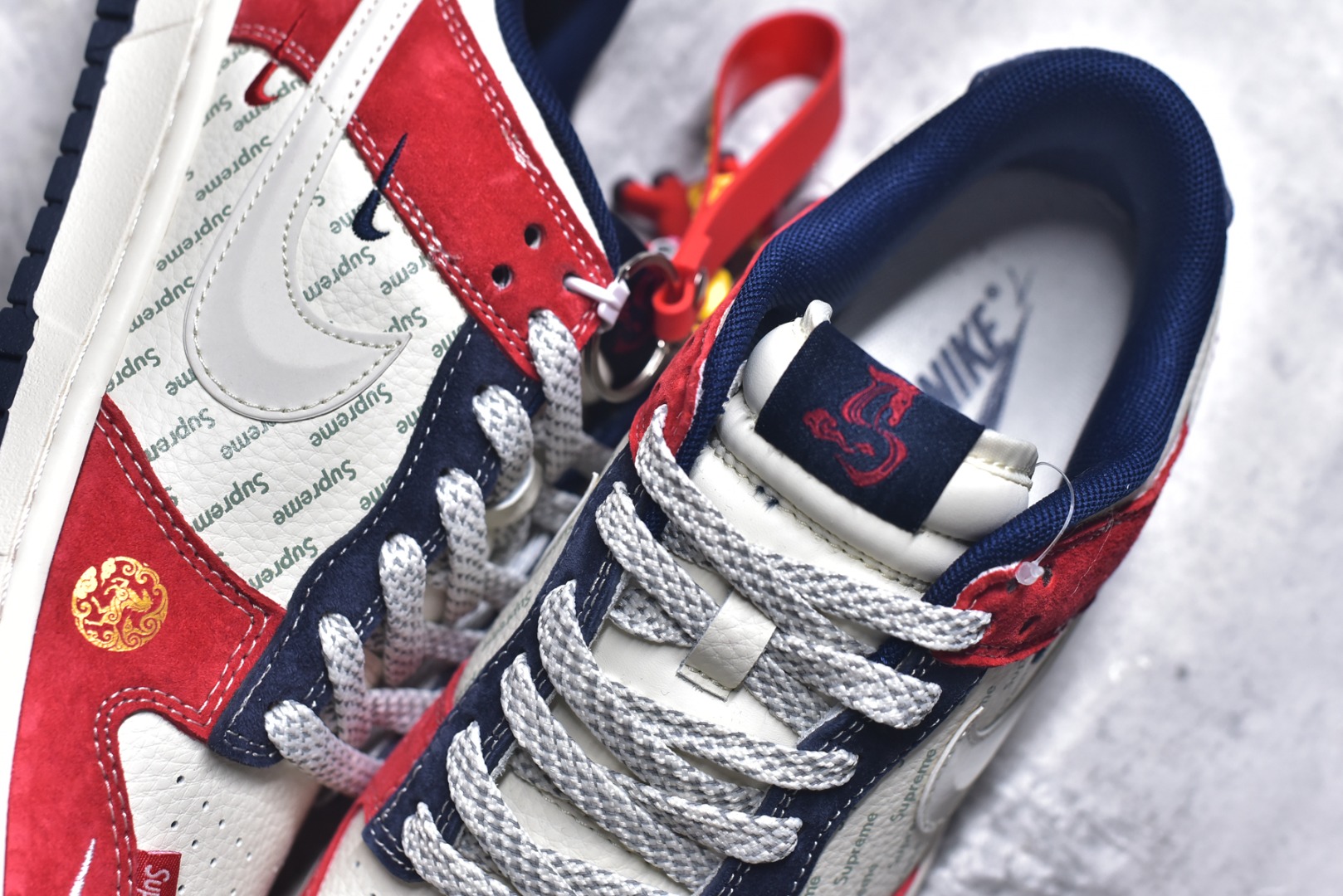 图片[9]-#Nike SB Dunk Low Supreme联名 马年限定 周年高端定制 低帮休闲板鞋 #定制鞋盒 大厂纯原品质出货 超高清洁度 皮料切割干净无任何毛边 细节完美 货号：FC7688-209 尺码：36 36.5 37.5 38 38.5 39 40 40.5 41 42 42.5 43 44 44.5 45-选品中心