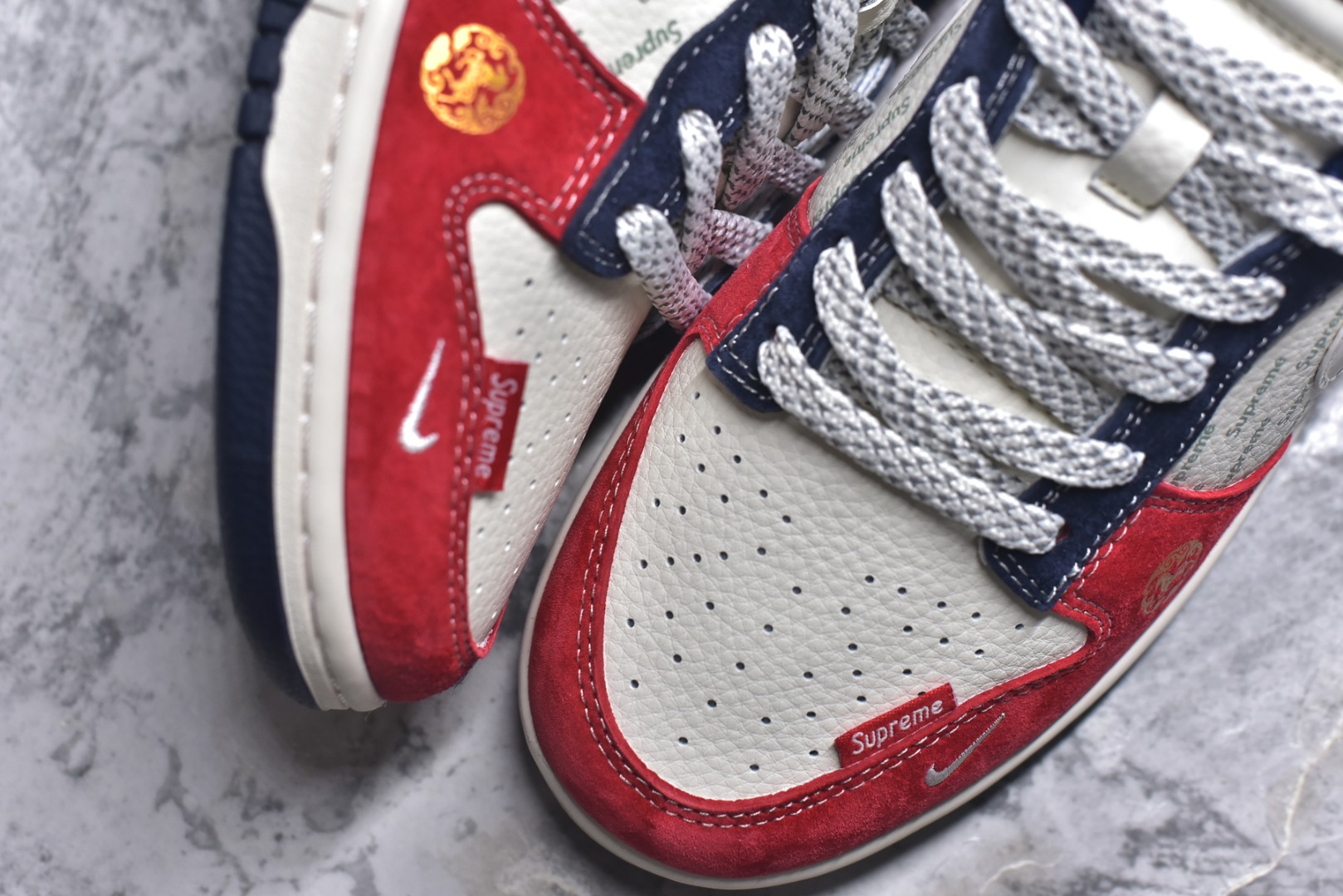 图片[8]-#Nike SB Dunk Low Supreme联名 马年限定 周年高端定制 低帮休闲板鞋 #定制鞋盒 大厂纯原品质出货 超高清洁度 皮料切割干净无任何毛边 细节完美 货号：FC7688-209 尺码：36 36.5 37.5 38 38.5 39 40 40.5 41 42 42.5 43 44 44.5 45-选品中心