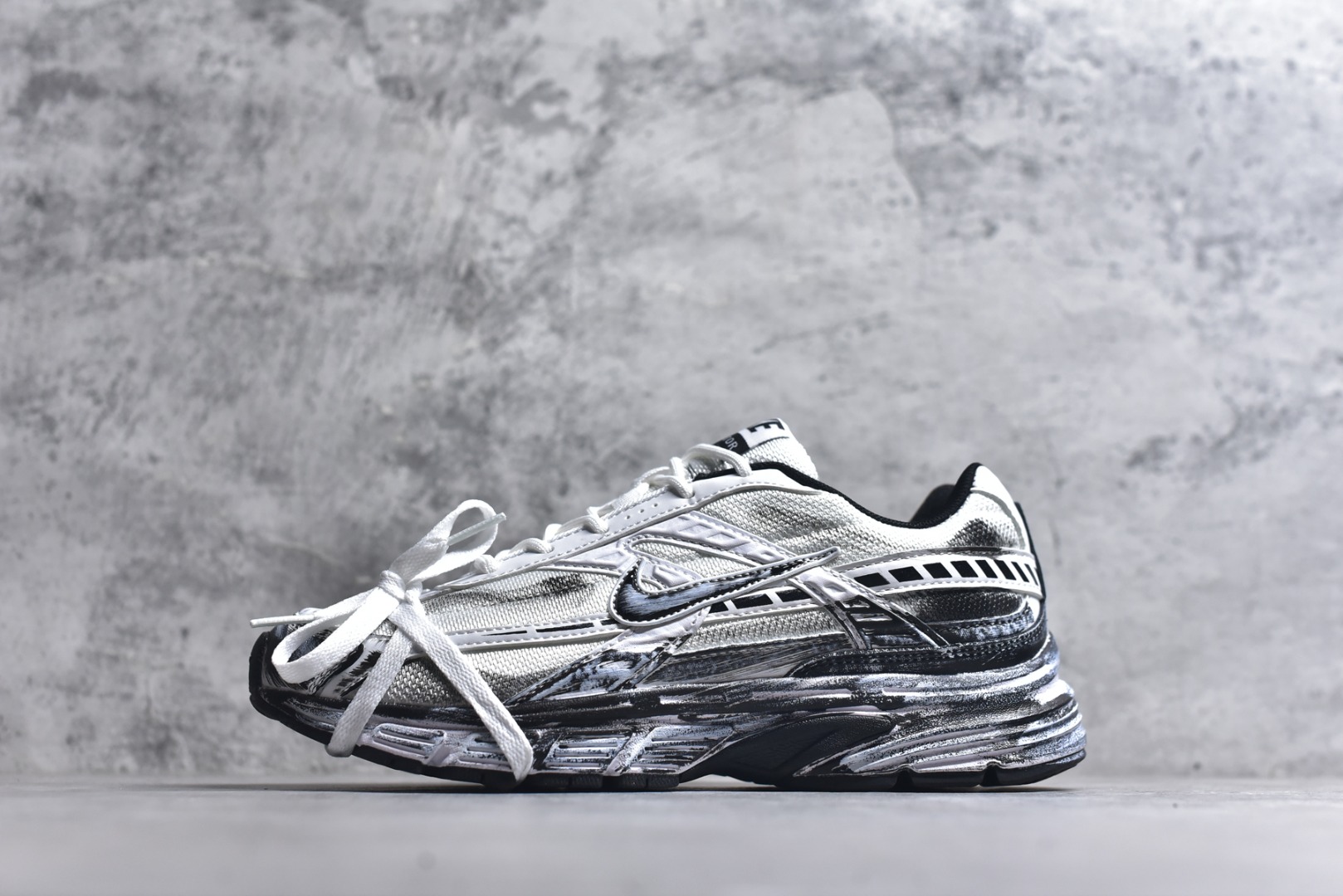 #Nike WMNS NIKE INITIAOR 复古单品 专为实现舒适畅跑而打造，Nike lnitiator跑步鞋采用透气鞋面，巧搭轻量中底，提供轻盈减震防护效果动态支撑减震防滑耐磨透气 低帮 休闲跑步鞋 货号：IB4339-033 尺码：36 36.5 37.5 38 38.5 39 40 40.5 41 42 42.5 43 44 45-选品中心