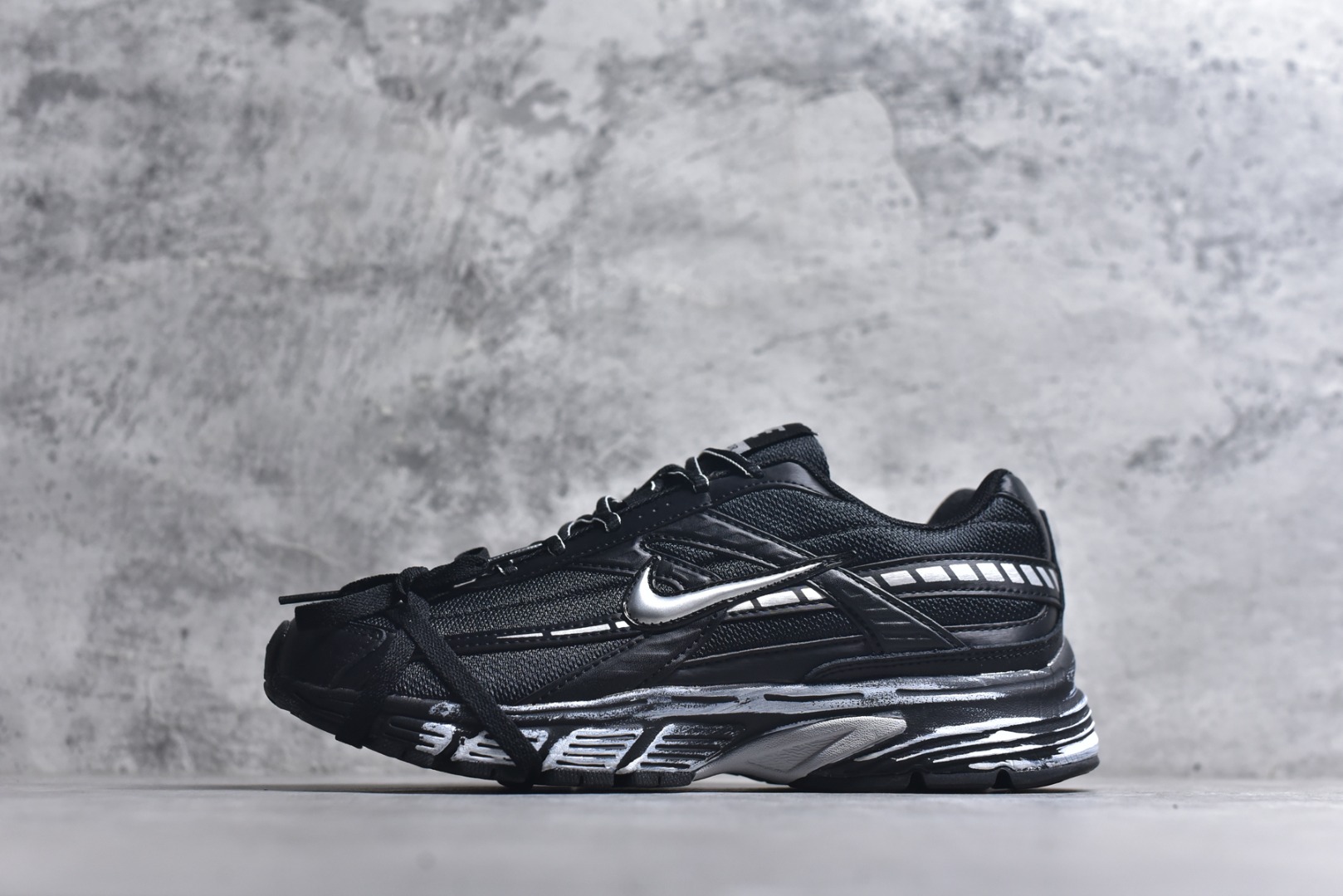 #Nike WMNS NIKE INITIAOR 复古单品 专为实现舒适畅跑而打造，Nike lnitiator跑步鞋采用透气鞋面，巧搭轻量中底，提供轻盈减震防护效果动态支撑减震防滑耐磨透气 低帮 休闲跑步鞋 货号：IB4339-032 尺码：36 36.5 37.5 38 38.5 39 40 40.5 41 42 42.5 43 44 45-选品中心