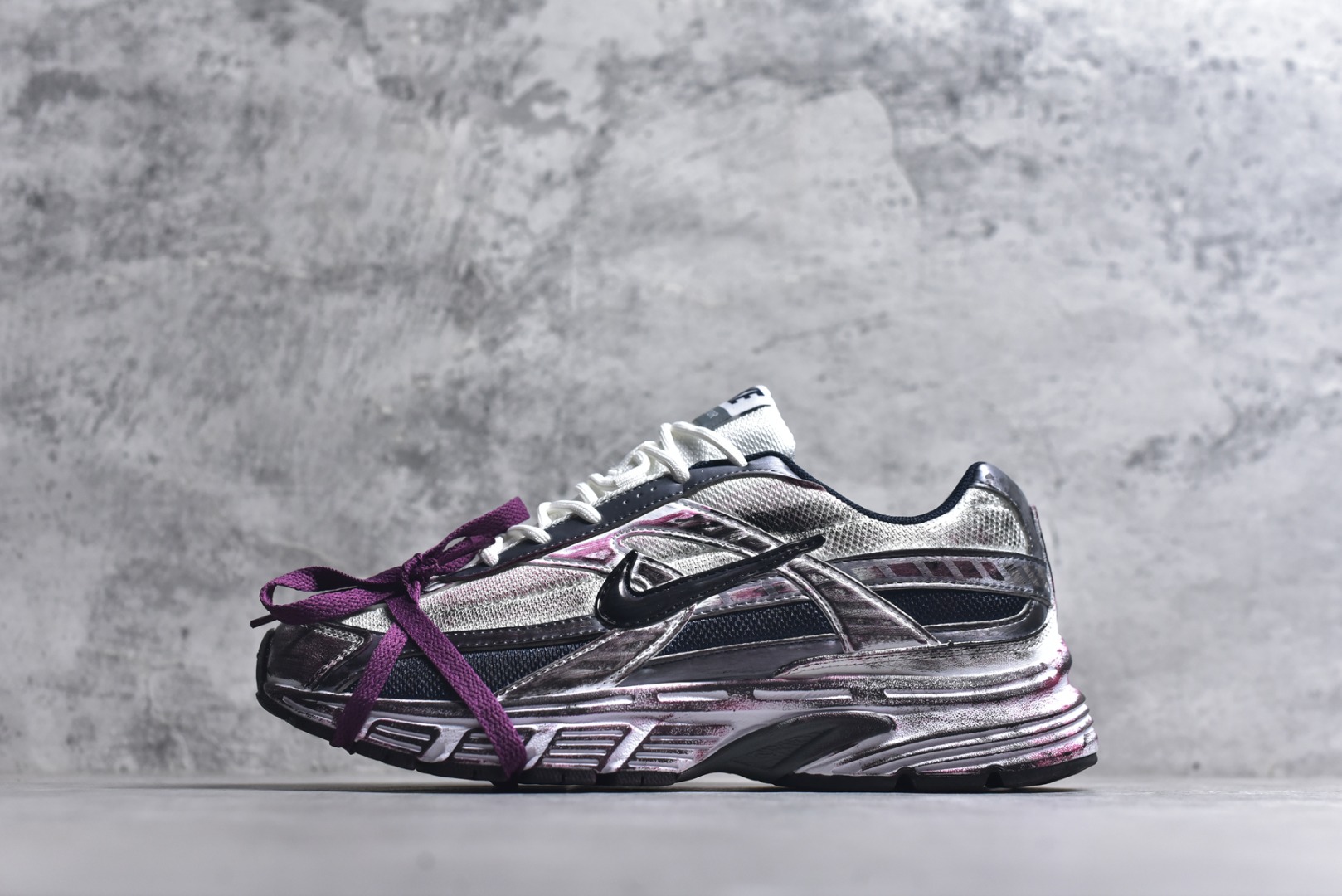 #Nike WMNS NIKE INITIAOR 复古单品 专为实现舒适畅跑而打造，Nike lnitiator跑步鞋采用透气鞋面，巧搭轻量中底，提供轻盈减震防护效果动态支撑减震防滑耐磨透气 低帮 休闲跑步鞋 货号：IB4339-035 尺码：36 36.5 37.5 38 38.5 39 40 40.5 41 42 42.5 43 44 45-选品中心