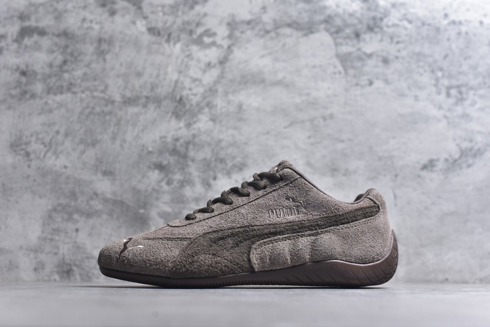 #Puma Speedcet OG 彪马低帮复古运动休闲赛车跑鞋 以趣味十足又前卫复古的设计引领潮流，将赛道精神融入街头时尚，开启前卫竞速之旅。融入经典配色，主打前卫复古风。鞋款的鞋侧以复古的流线造型，缀以经典Logo，巧妙吸睛；麂皮+网眼融合舒适鞋面，赋予了独特的个性美学，演绎赛车的无尽能量。 货号：406828-01 尺码：35.5-45-选品中心