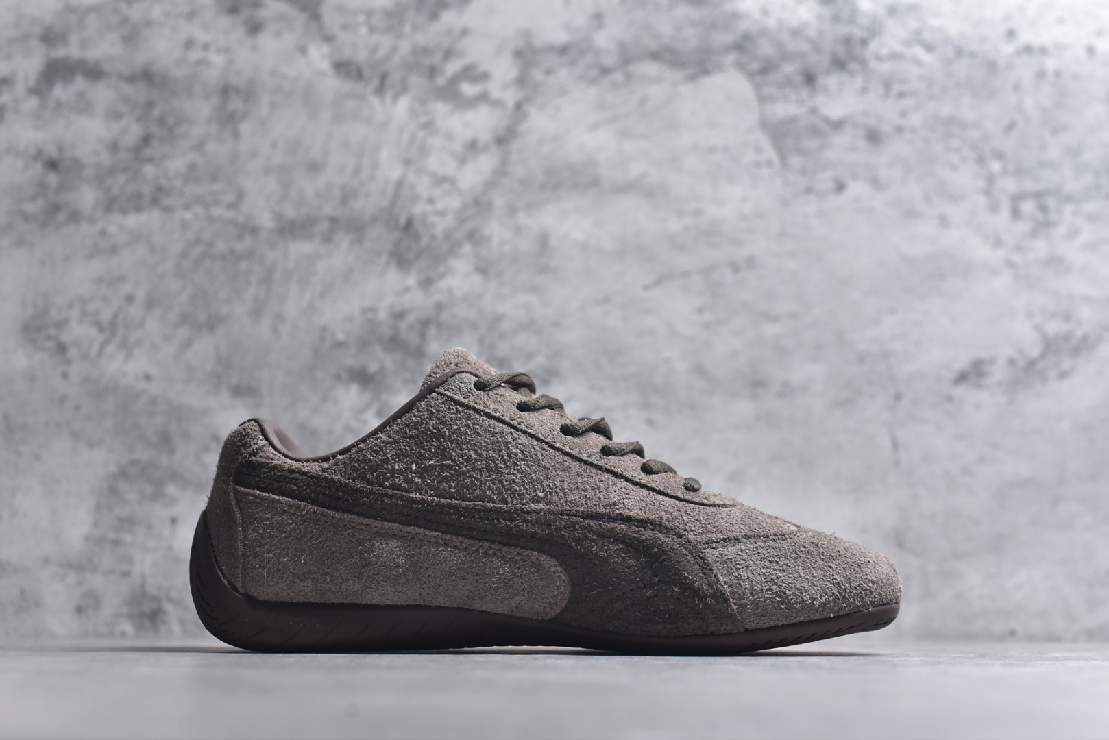 图片[3]-#Puma Speedcet OG 彪马低帮复古运动休闲赛车跑鞋 以趣味十足又前卫复古的设计引领潮流，将赛道精神融入街头时尚，开启前卫竞速之旅。融入经典配色，主打前卫复古风。鞋款的鞋侧以复古的流线造型，缀以经典Logo，巧妙吸睛；麂皮+网眼融合舒适鞋面，赋予了独特的个性美学，演绎赛车的无尽能量。 货号：406828-01 尺码：35.5-45-选品中心