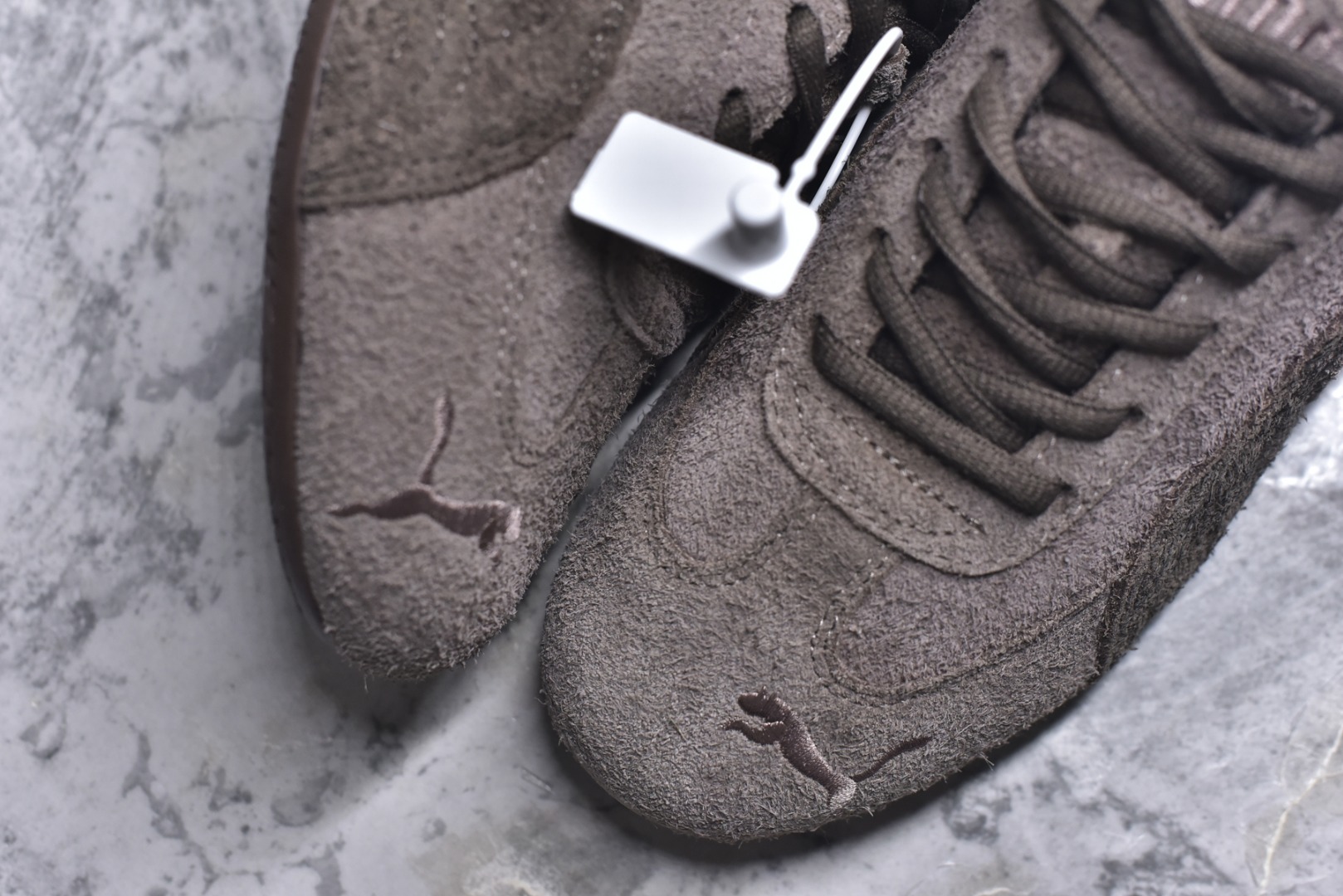 图片[8]-#Puma Speedcet OG 彪马低帮复古运动休闲赛车跑鞋 以趣味十足又前卫复古的设计引领潮流，将赛道精神融入街头时尚，开启前卫竞速之旅。融入经典配色，主打前卫复古风。鞋款的鞋侧以复古的流线造型，缀以经典Logo，巧妙吸睛；麂皮+网眼融合舒适鞋面，赋予了独特的个性美学，演绎赛车的无尽能量。 货号：406828-01 尺码：35.5-45-选品中心