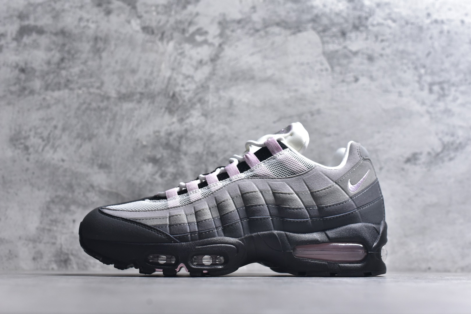 #NK Air Max 95 OG 舒适百搭耐磨低帮气垫休闲跑步鞋 灰粉 HJ5996-001 亲自操刀耗时半年开发 重金购买全套印尼原厂纸板楦头开发 2025官方主推系列 致敬诞生30周年的传奇鞋型 Air Max 95 系列再度重磅复刻归来 以全新配色续写光辉历史 更以现代手法重塑经典 将复古风格与前沿科技完美融合 一比一鞋头弧度高度鞋身弧度 东莞原厂模具大底 一码一模 原厂高韧性Tpu 独家供应45.5 48.5 原厂特供同批次皮料与Zp零色差 原厂特供内外标均可过绿X扫描认证 独家原装Big Bubble气垫 气垫体积更大 提供更强的缓震性能和回弹性 进口玻璃冲刀皮料裁剪零毛边 电脑针车工艺 鞋面不留荧光细节 平台可冲 超高鞋面清洁度 最高QC检验标准 控制溢胶瑕疵 每一双都是工艺品 实拍调校N版已经零色差零失真 百分百还原实物色彩所见即所得 不存在货不对板色差等低级问题 选购参考实物拍摄 不混卖不参货 只用心做好货严格选品 承诺混一赔十 尺码：35.5 36 36.5 37.5 38 38.5 39 40 40.5 41 42 42.5 43 44 44.5 45 45.5 46 47.5 48.5-选品中心