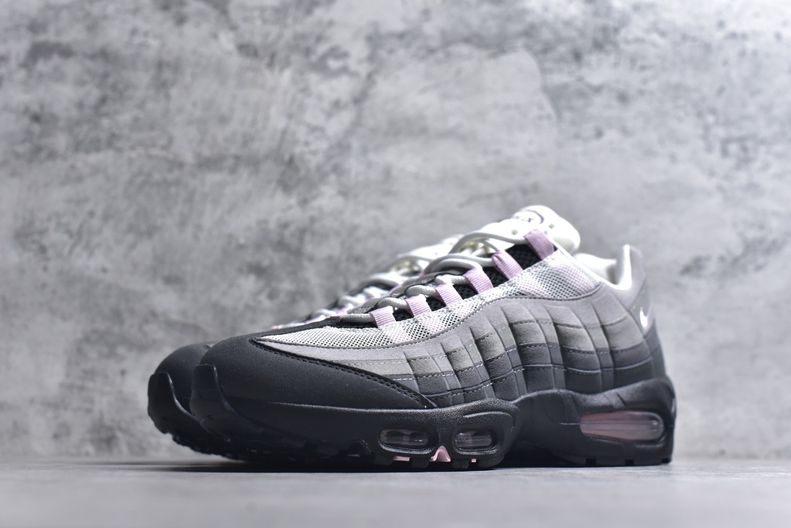 图片[2]-#NK Air Max 95 OG 舒适百搭耐磨低帮气垫休闲跑步鞋 灰粉 HJ5996-001 亲自操刀耗时半年开发 重金购买全套印尼原厂纸板楦头开发 2025官方主推系列 致敬诞生30周年的传奇鞋型 Air Max 95 系列再度重磅复刻归来 以全新配色续写光辉历史 更以现代手法重塑经典 将复古风格与前沿科技完美融合 一比一鞋头弧度高度鞋身弧度 东莞原厂模具大底 一码一模 原厂高韧性Tpu 独家供应45.5 48.5 原厂特供同批次皮料与Zp零色差 原厂特供内外标均可过绿X扫描认证 独家原装Big Bubble气垫 气垫体积更大 提供更强的缓震性能和回弹性 进口玻璃冲刀皮料裁剪零毛边 电脑针车工艺 鞋面不留荧光细节 平台可冲 超高鞋面清洁度 最高QC检验标准 控制溢胶瑕疵 每一双都是工艺品 实拍调校N版已经零色差零失真 百分百还原实物色彩所见即所得 不存在货不对板色差等低级问题 选购参考实物拍摄 不混卖不参货 只用心做好货严格选品 承诺混一赔十 尺码：35.5 36 36.5 37.5 38 38.5 39 40 40.5 41 42 42.5 43 44 44.5 45 45.5 46 47.5 48.5-选品中心