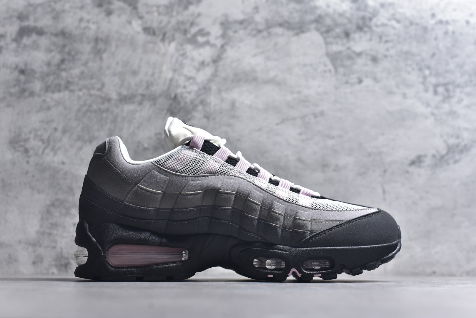 图片[3]-#NK Air Max 95 OG 舒适百搭耐磨低帮气垫休闲跑步鞋 灰粉 HJ5996-001 亲自操刀耗时半年开发 重金购买全套印尼原厂纸板楦头开发 2025官方主推系列 致敬诞生30周年的传奇鞋型 Air Max 95 系列再度重磅复刻归来 以全新配色续写光辉历史 更以现代手法重塑经典 将复古风格与前沿科技完美融合 一比一鞋头弧度高度鞋身弧度 东莞原厂模具大底 一码一模 原厂高韧性Tpu 独家供应45.5 48.5 原厂特供同批次皮料与Zp零色差 原厂特供内外标均可过绿X扫描认证 独家原装Big Bubble气垫 气垫体积更大 提供更强的缓震性能和回弹性 进口玻璃冲刀皮料裁剪零毛边 电脑针车工艺 鞋面不留荧光细节 平台可冲 超高鞋面清洁度 最高QC检验标准 控制溢胶瑕疵 每一双都是工艺品 实拍调校N版已经零色差零失真 百分百还原实物色彩所见即所得 不存在货不对板色差等低级问题 选购参考实物拍摄 不混卖不参货 只用心做好货严格选品 承诺混一赔十 尺码：35.5 36 36.5 37.5 38 38.5 39 40 40.5 41 42 42.5 43 44 44.5 45 45.5 46 47.5 48.5-选品中心