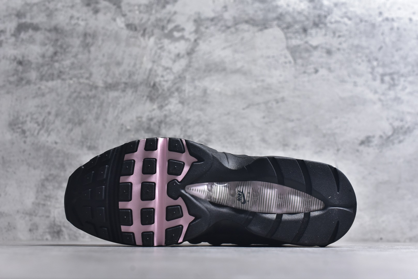 图片[6]-#NK Air Max 95 OG 舒适百搭耐磨低帮气垫休闲跑步鞋 灰粉 HJ5996-001 亲自操刀耗时半年开发 重金购买全套印尼原厂纸板楦头开发 2025官方主推系列 致敬诞生30周年的传奇鞋型 Air Max 95 系列再度重磅复刻归来 以全新配色续写光辉历史 更以现代手法重塑经典 将复古风格与前沿科技完美融合 一比一鞋头弧度高度鞋身弧度 东莞原厂模具大底 一码一模 原厂高韧性Tpu 独家供应45.5 48.5 原厂特供同批次皮料与Zp零色差 原厂特供内外标均可过绿X扫描认证 独家原装Big Bubble气垫 气垫体积更大 提供更强的缓震性能和回弹性 进口玻璃冲刀皮料裁剪零毛边 电脑针车工艺 鞋面不留荧光细节 平台可冲 超高鞋面清洁度 最高QC检验标准 控制溢胶瑕疵 每一双都是工艺品 实拍调校N版已经零色差零失真 百分百还原实物色彩所见即所得 不存在货不对板色差等低级问题 选购参考实物拍摄 不混卖不参货 只用心做好货严格选品 承诺混一赔十 尺码：35.5 36 36.5 37.5 38 38.5 39 40 40.5 41 42 42.5 43 44 44.5 45 45.5 46 47.5 48.5-选品中心