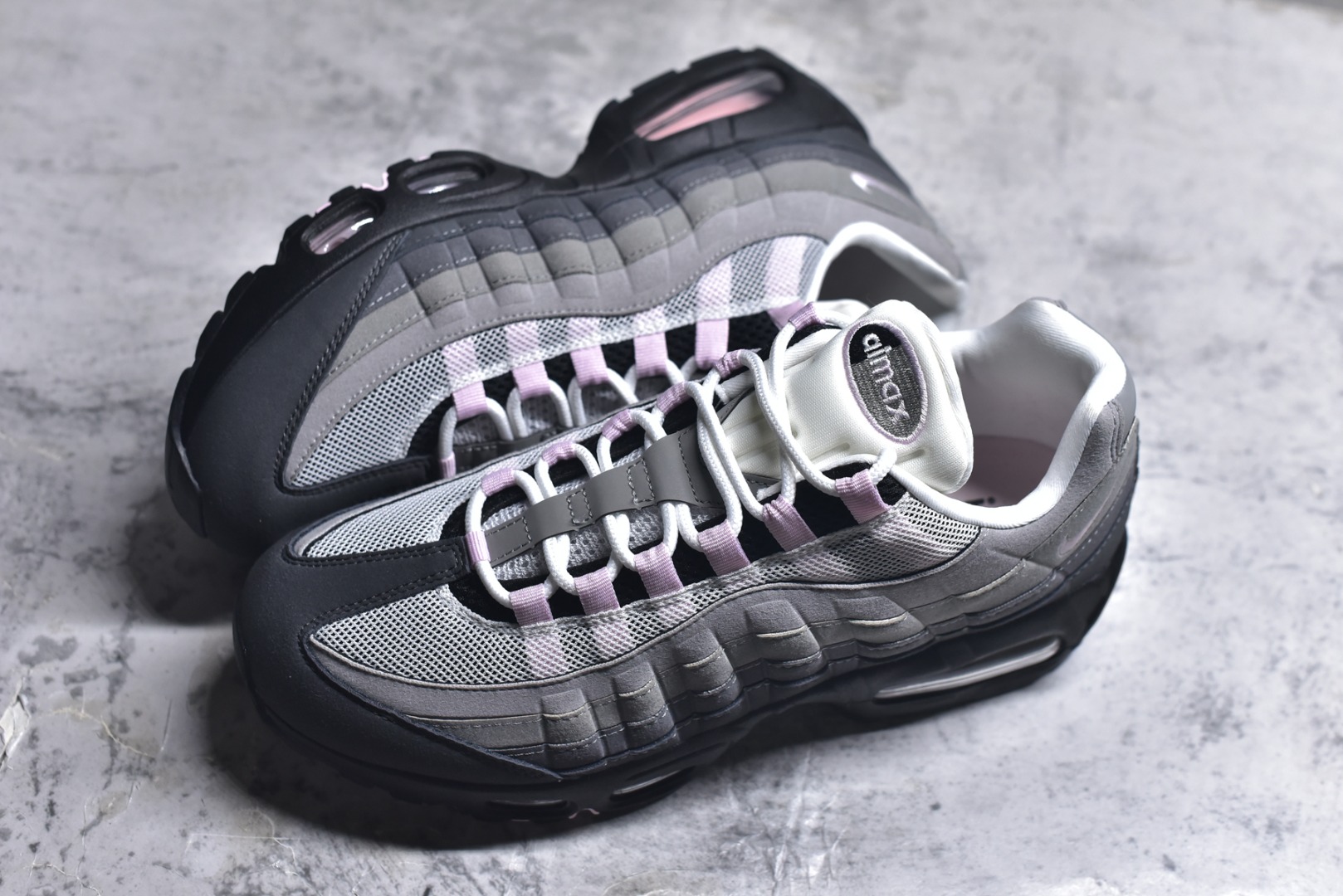 图片[7]-#NK Air Max 95 OG 舒适百搭耐磨低帮气垫休闲跑步鞋 灰粉 HJ5996-001 亲自操刀耗时半年开发 重金购买全套印尼原厂纸板楦头开发 2025官方主推系列 致敬诞生30周年的传奇鞋型 Air Max 95 系列再度重磅复刻归来 以全新配色续写光辉历史 更以现代手法重塑经典 将复古风格与前沿科技完美融合 一比一鞋头弧度高度鞋身弧度 东莞原厂模具大底 一码一模 原厂高韧性Tpu 独家供应45.5 48.5 原厂特供同批次皮料与Zp零色差 原厂特供内外标均可过绿X扫描认证 独家原装Big Bubble气垫 气垫体积更大 提供更强的缓震性能和回弹性 进口玻璃冲刀皮料裁剪零毛边 电脑针车工艺 鞋面不留荧光细节 平台可冲 超高鞋面清洁度 最高QC检验标准 控制溢胶瑕疵 每一双都是工艺品 实拍调校N版已经零色差零失真 百分百还原实物色彩所见即所得 不存在货不对板色差等低级问题 选购参考实物拍摄 不混卖不参货 只用心做好货严格选品 承诺混一赔十 尺码：35.5 36 36.5 37.5 38 38.5 39 40 40.5 41 42 42.5 43 44 44.5 45 45.5 46 47.5 48.5-选品中心
