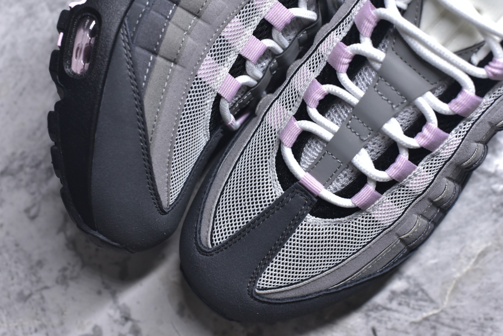 图片[8]-#NK Air Max 95 OG 舒适百搭耐磨低帮气垫休闲跑步鞋 灰粉 HJ5996-001 亲自操刀耗时半年开发 重金购买全套印尼原厂纸板楦头开发 2025官方主推系列 致敬诞生30周年的传奇鞋型 Air Max 95 系列再度重磅复刻归来 以全新配色续写光辉历史 更以现代手法重塑经典 将复古风格与前沿科技完美融合 一比一鞋头弧度高度鞋身弧度 东莞原厂模具大底 一码一模 原厂高韧性Tpu 独家供应45.5 48.5 原厂特供同批次皮料与Zp零色差 原厂特供内外标均可过绿X扫描认证 独家原装Big Bubble气垫 气垫体积更大 提供更强的缓震性能和回弹性 进口玻璃冲刀皮料裁剪零毛边 电脑针车工艺 鞋面不留荧光细节 平台可冲 超高鞋面清洁度 最高QC检验标准 控制溢胶瑕疵 每一双都是工艺品 实拍调校N版已经零色差零失真 百分百还原实物色彩所见即所得 不存在货不对板色差等低级问题 选购参考实物拍摄 不混卖不参货 只用心做好货严格选品 承诺混一赔十 尺码：35.5 36 36.5 37.5 38 38.5 39 40 40.5 41 42 42.5 43 44 44.5 45 45.5 46 47.5 48.5-选品中心