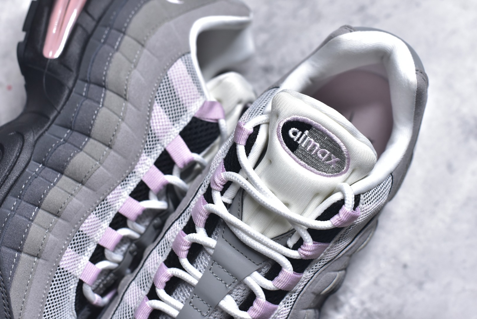 图片[9]-#NK Air Max 95 OG 舒适百搭耐磨低帮气垫休闲跑步鞋 灰粉 HJ5996-001 亲自操刀耗时半年开发 重金购买全套印尼原厂纸板楦头开发 2025官方主推系列 致敬诞生30周年的传奇鞋型 Air Max 95 系列再度重磅复刻归来 以全新配色续写光辉历史 更以现代手法重塑经典 将复古风格与前沿科技完美融合 一比一鞋头弧度高度鞋身弧度 东莞原厂模具大底 一码一模 原厂高韧性Tpu 独家供应45.5 48.5 原厂特供同批次皮料与Zp零色差 原厂特供内外标均可过绿X扫描认证 独家原装Big Bubble气垫 气垫体积更大 提供更强的缓震性能和回弹性 进口玻璃冲刀皮料裁剪零毛边 电脑针车工艺 鞋面不留荧光细节 平台可冲 超高鞋面清洁度 最高QC检验标准 控制溢胶瑕疵 每一双都是工艺品 实拍调校N版已经零色差零失真 百分百还原实物色彩所见即所得 不存在货不对板色差等低级问题 选购参考实物拍摄 不混卖不参货 只用心做好货严格选品 承诺混一赔十 尺码：35.5 36 36.5 37.5 38 38.5 39 40 40.5 41 42 42.5 43 44 44.5 45 45.5 46 47.5 48.5-选品中心