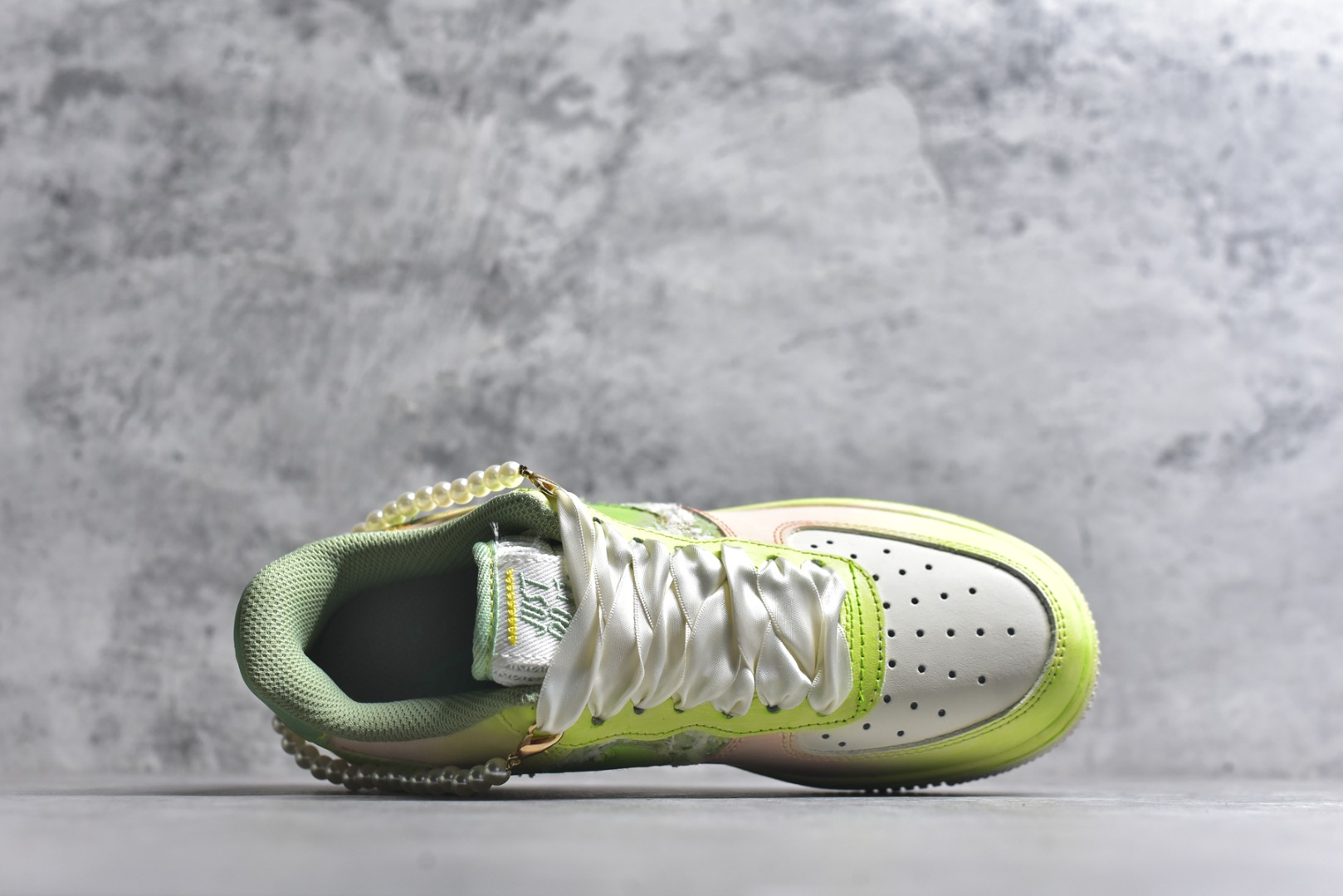 图片[4]-#手绘涂鸦“珍珠软玉”Nike Air Force 1 “Pearl & Soft Jade”空军一号定制板鞋 把 “优雅柔雾” 穿在了脚上：淡粉与薄荷绿晕染出软玉般的清透底色，珍珠链条与缎带鞋带裹满温柔质感，鞋面的织纹拼接像揉碎的春日肌理，做旧中底又添了几分松弛的复古味。甜而不腻的配色里藏着精致细节，是把 “少女优雅” 和 “日常舒适” 揉成一体的氛围感单品 货号：FJ7740-101 尺码： 36 36.5 37.5 38 38.5 39 40 40.5 41 42 42.5 43 44 44.5 45-选品中心