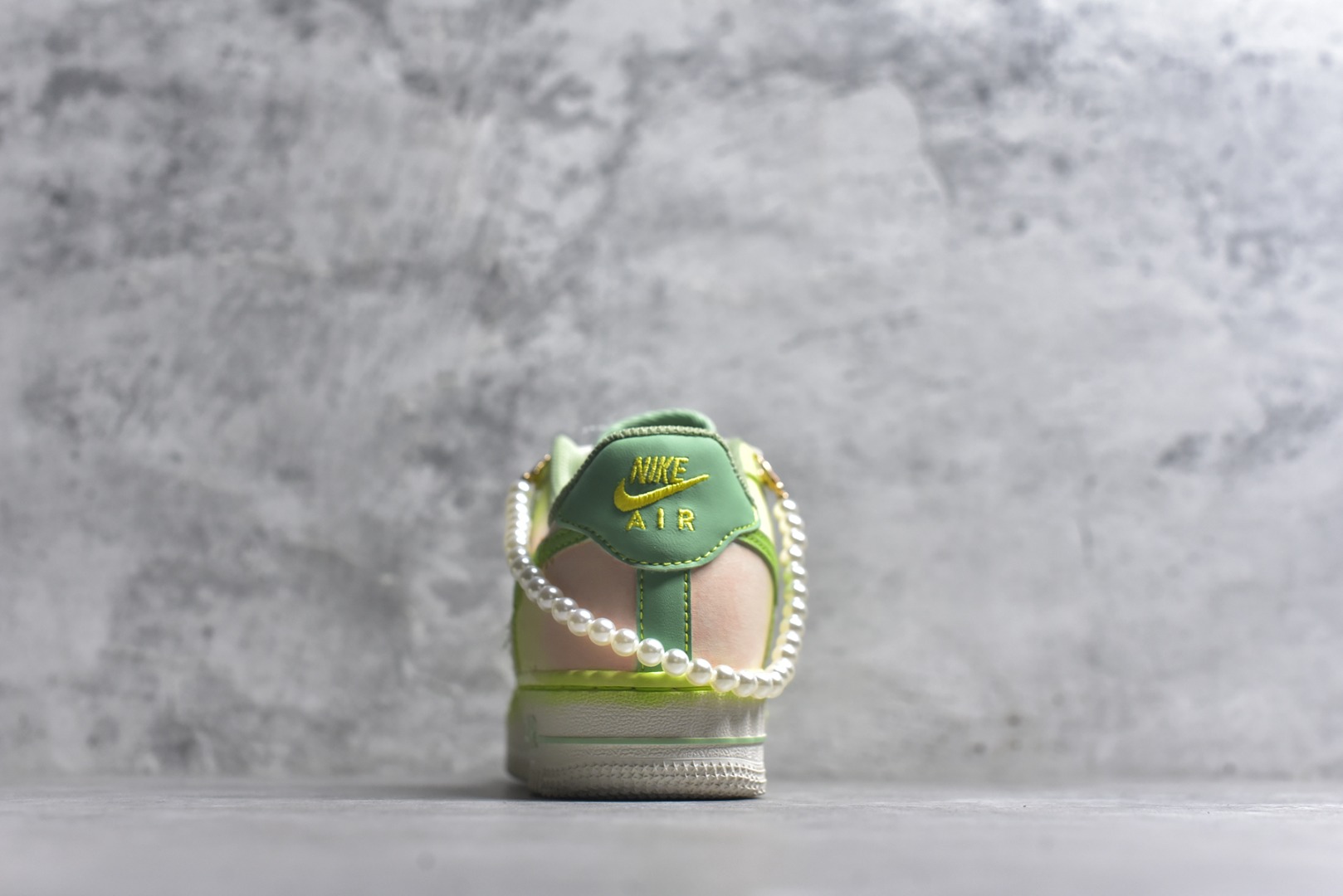 图片[5]-#手绘涂鸦“珍珠软玉”Nike Air Force 1 “Pearl & Soft Jade”空军一号定制板鞋 把 “优雅柔雾” 穿在了脚上：淡粉与薄荷绿晕染出软玉般的清透底色，珍珠链条与缎带鞋带裹满温柔质感，鞋面的织纹拼接像揉碎的春日肌理，做旧中底又添了几分松弛的复古味。甜而不腻的配色里藏着精致细节，是把 “少女优雅” 和 “日常舒适” 揉成一体的氛围感单品 货号：FJ7740-101 尺码： 36 36.5 37.5 38 38.5 39 40 40.5 41 42 42.5 43 44 44.5 45-选品中心