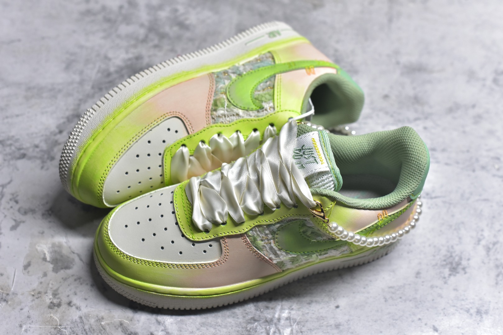 图片[7]-#手绘涂鸦“珍珠软玉”Nike Air Force 1 “Pearl & Soft Jade”空军一号定制板鞋 把 “优雅柔雾” 穿在了脚上：淡粉与薄荷绿晕染出软玉般的清透底色，珍珠链条与缎带鞋带裹满温柔质感，鞋面的织纹拼接像揉碎的春日肌理，做旧中底又添了几分松弛的复古味。甜而不腻的配色里藏着精致细节，是把 “少女优雅” 和 “日常舒适” 揉成一体的氛围感单品 货号：FJ7740-101 尺码： 36 36.5 37.5 38 38.5 39 40 40.5 41 42 42.5 43 44 44.5 45-选品中心