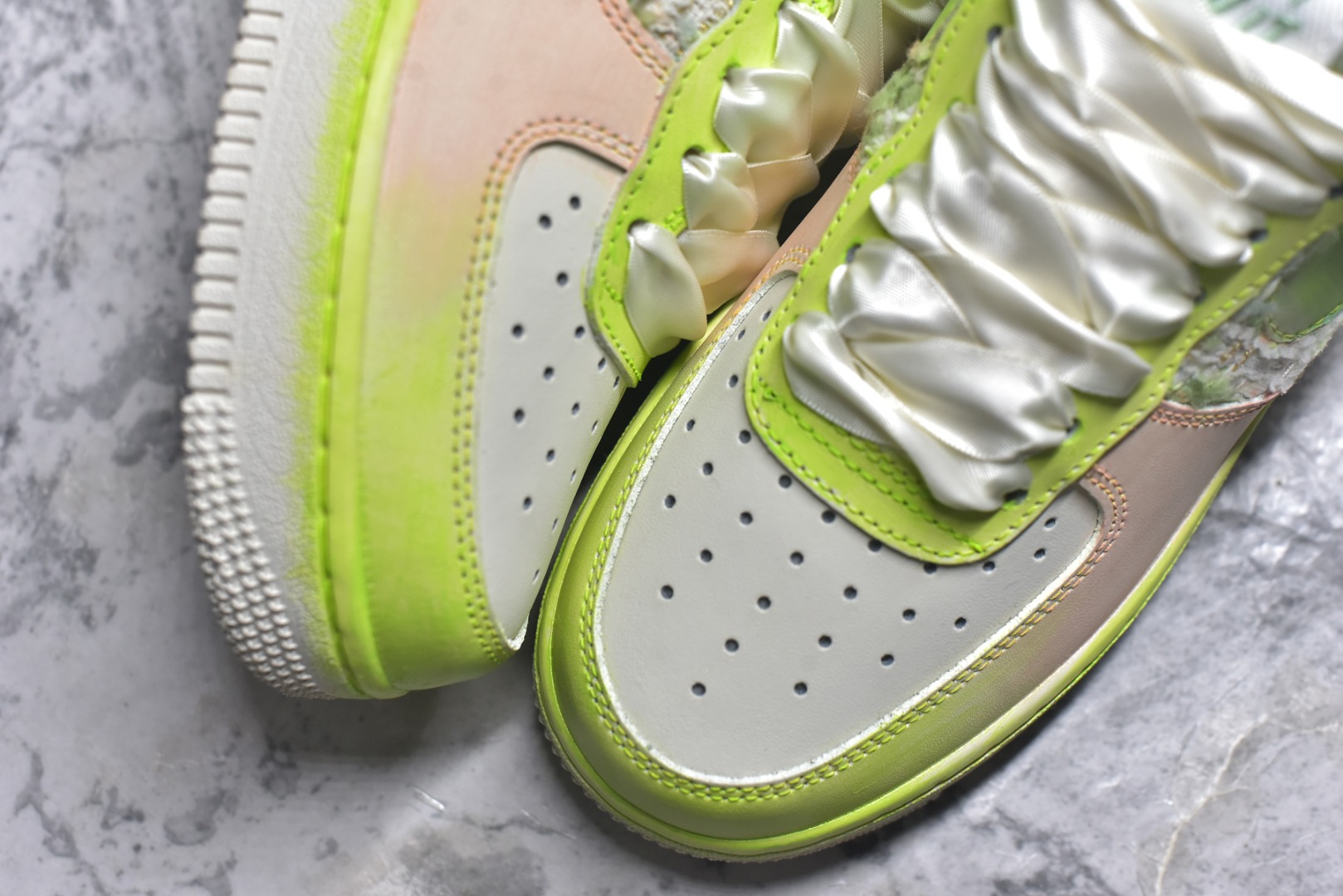 图片[8]-#手绘涂鸦“珍珠软玉”Nike Air Force 1 “Pearl & Soft Jade”空军一号定制板鞋 把 “优雅柔雾” 穿在了脚上：淡粉与薄荷绿晕染出软玉般的清透底色，珍珠链条与缎带鞋带裹满温柔质感，鞋面的织纹拼接像揉碎的春日肌理，做旧中底又添了几分松弛的复古味。甜而不腻的配色里藏着精致细节，是把 “少女优雅” 和 “日常舒适” 揉成一体的氛围感单品 货号：FJ7740-101 尺码： 36 36.5 37.5 38 38.5 39 40 40.5 41 42 42.5 43 44 44.5 45-选品中心