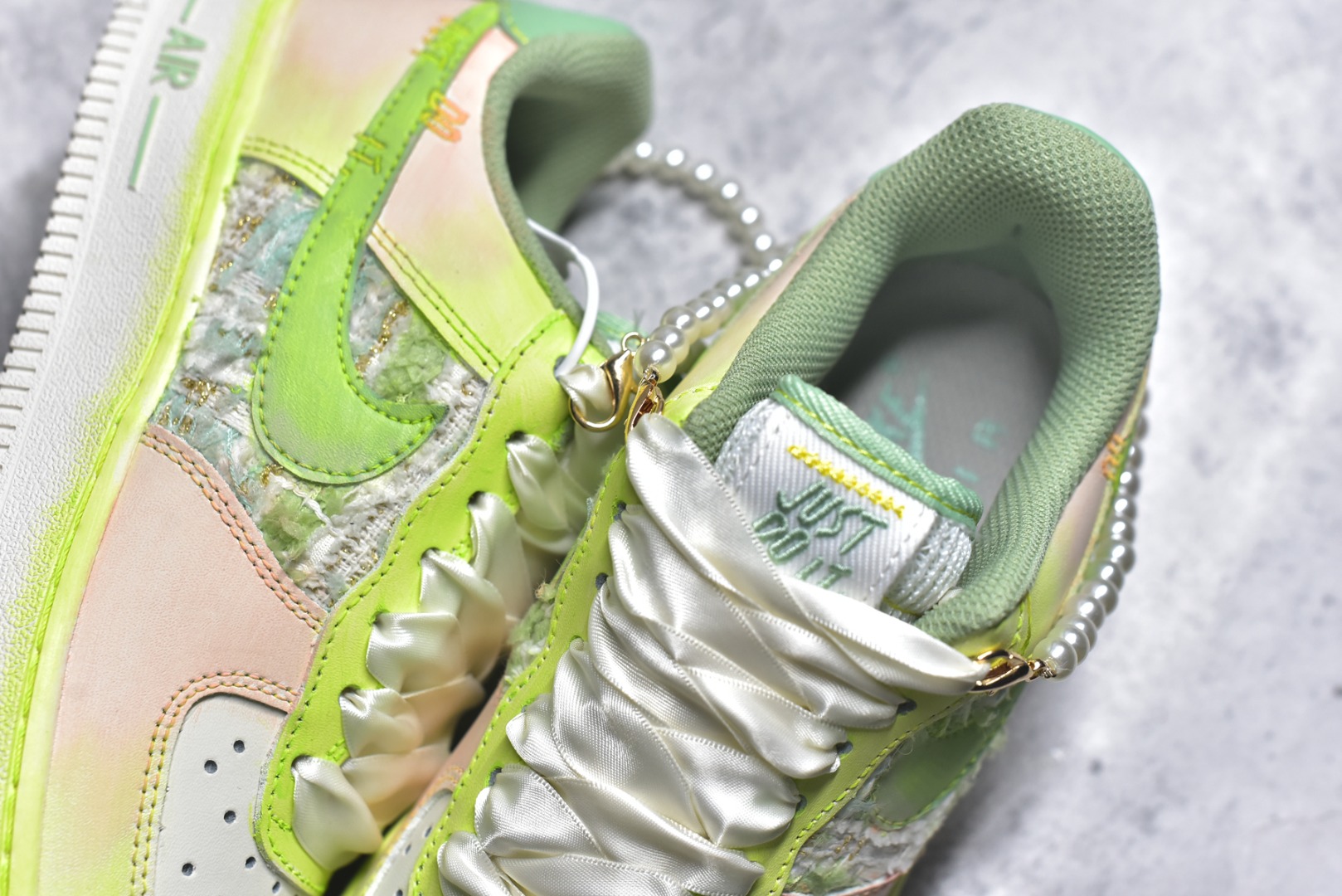 图片[9]-#手绘涂鸦“珍珠软玉”Nike Air Force 1 “Pearl & Soft Jade”空军一号定制板鞋 把 “优雅柔雾” 穿在了脚上：淡粉与薄荷绿晕染出软玉般的清透底色，珍珠链条与缎带鞋带裹满温柔质感，鞋面的织纹拼接像揉碎的春日肌理，做旧中底又添了几分松弛的复古味。甜而不腻的配色里藏着精致细节，是把 “少女优雅” 和 “日常舒适” 揉成一体的氛围感单品 货号：FJ7740-101 尺码： 36 36.5 37.5 38 38.5 39 40 40.5 41 42 42.5 43 44 44.5 45-选品中心