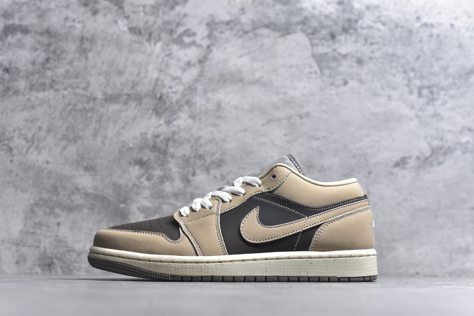 #Nike AIR JORDAN 1 LOW SE 低帮文化休闲板鞋 IB7011 001 市场唯一独家头层皮打造 原鞋原档案开发 原厂皮料 原档冲孔鞋头 正确满胶鞋垫 四线拉帮 原厂织唛标 鞋舌高弹海绵填充 尺码：36-46-选品中心