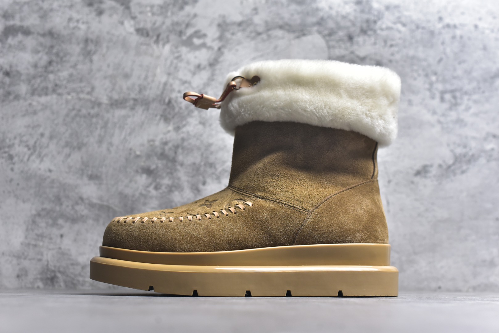 #LV路易威登L家 驴牌 Cortina系列 毛靴 雪地靴 短靴 本款 Cortina 闭趾凉拖出自 LV Ski 系列，为绒面牛皮革局部压印Monogram 图案，搭配舒适羊毛皮内衬与点缀LV Circle 标识的皮革鞋带。舒适构型可于冬日假期与都市生活间无缝切换 配送专柜精美包装🛍📦 ▪️面料 ： 原版定制进口头层牛皮 ▪️内里 ： 进口保暖羊毛里 ▪️鞋底 ： 原版开模防滑TPU材质 ▪️底厚 ：4.5cm ▪️尺码： 35 36 37 38 39 40 41 高帮-选品中心