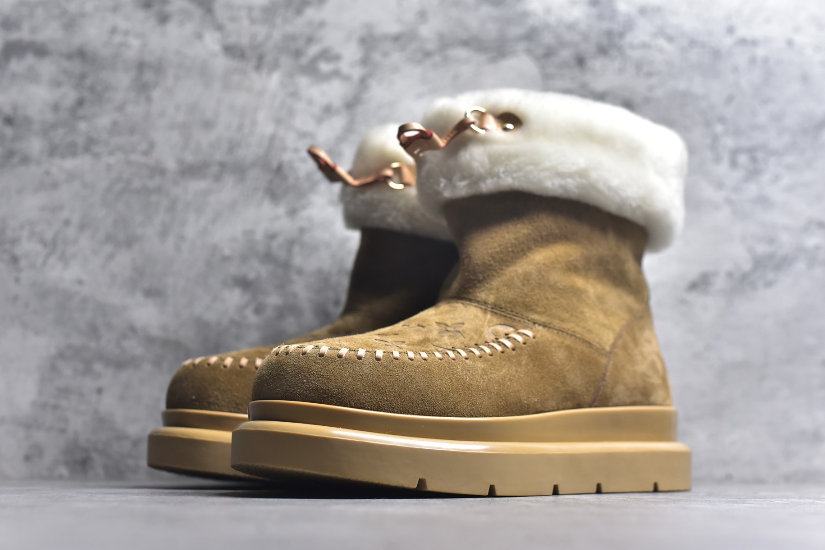 图片[2]-#LV路易威登L家 驴牌 Cortina系列 毛靴 雪地靴 短靴 本款 Cortina 闭趾凉拖出自 LV Ski 系列，为绒面牛皮革局部压印Monogram 图案，搭配舒适羊毛皮内衬与点缀LV Circle 标识的皮革鞋带。舒适构型可于冬日假期与都市生活间无缝切换 配送专柜精美包装🛍📦 ▪️面料 ： 原版定制进口头层牛皮 ▪️内里 ： 进口保暖羊毛里 ▪️鞋底 ： 原版开模防滑TPU材质 ▪️底厚 ：4.5cm ▪️尺码： 35 36 37 38 39 40 41 高帮-选品中心