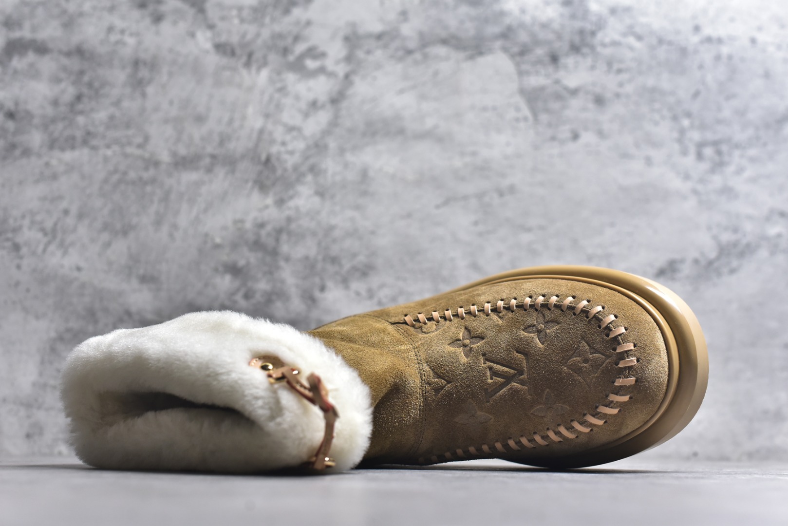 图片[4]-#LV路易威登L家 驴牌 Cortina系列 毛靴 雪地靴 短靴 本款 Cortina 闭趾凉拖出自 LV Ski 系列，为绒面牛皮革局部压印Monogram 图案，搭配舒适羊毛皮内衬与点缀LV Circle 标识的皮革鞋带。舒适构型可于冬日假期与都市生活间无缝切换 配送专柜精美包装🛍📦 ▪️面料 ： 原版定制进口头层牛皮 ▪️内里 ： 进口保暖羊毛里 ▪️鞋底 ： 原版开模防滑TPU材质 ▪️底厚 ：4.5cm ▪️尺码： 35 36 37 38 39 40 41 高帮-选品中心