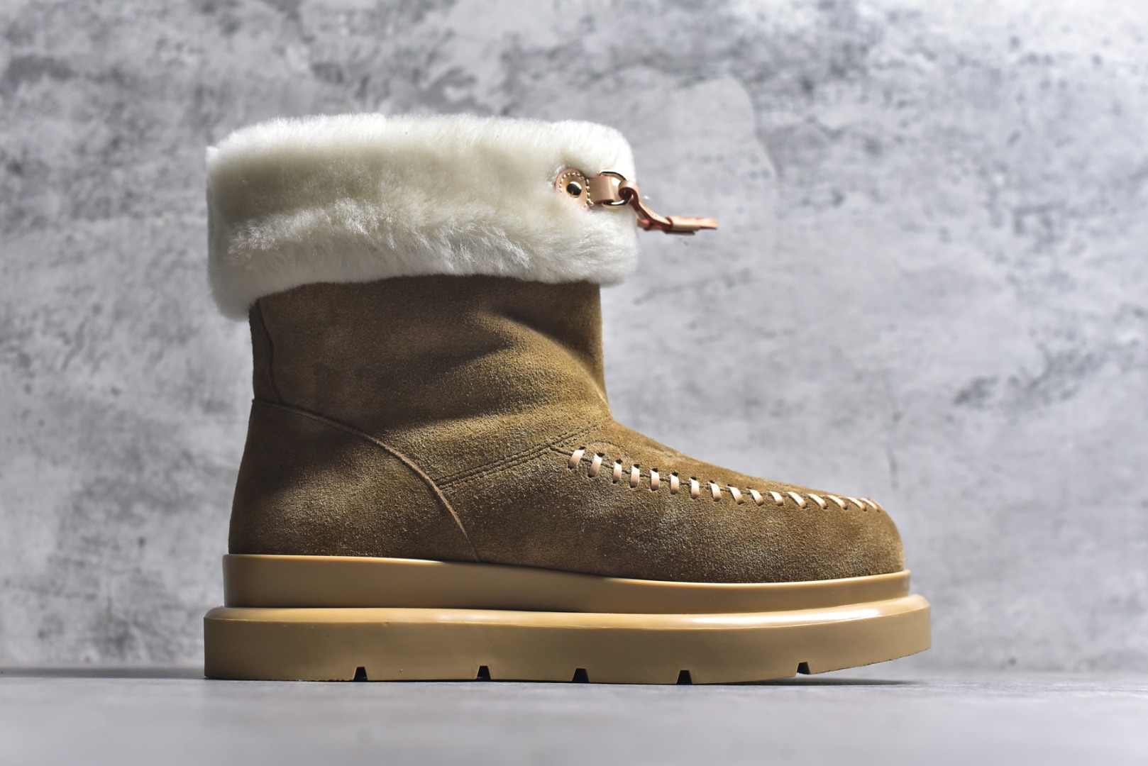 图片[3]-#LV路易威登L家 驴牌 Cortina系列 毛靴 雪地靴 短靴 本款 Cortina 闭趾凉拖出自 LV Ski 系列，为绒面牛皮革局部压印Monogram 图案，搭配舒适羊毛皮内衬与点缀LV Circle 标识的皮革鞋带。舒适构型可于冬日假期与都市生活间无缝切换 配送专柜精美包装🛍📦 ▪️面料 ： 原版定制进口头层牛皮 ▪️内里 ： 进口保暖羊毛里 ▪️鞋底 ： 原版开模防滑TPU材质 ▪️底厚 ：4.5cm ▪️尺码： 35 36 37 38 39 40 41 高帮-选品中心