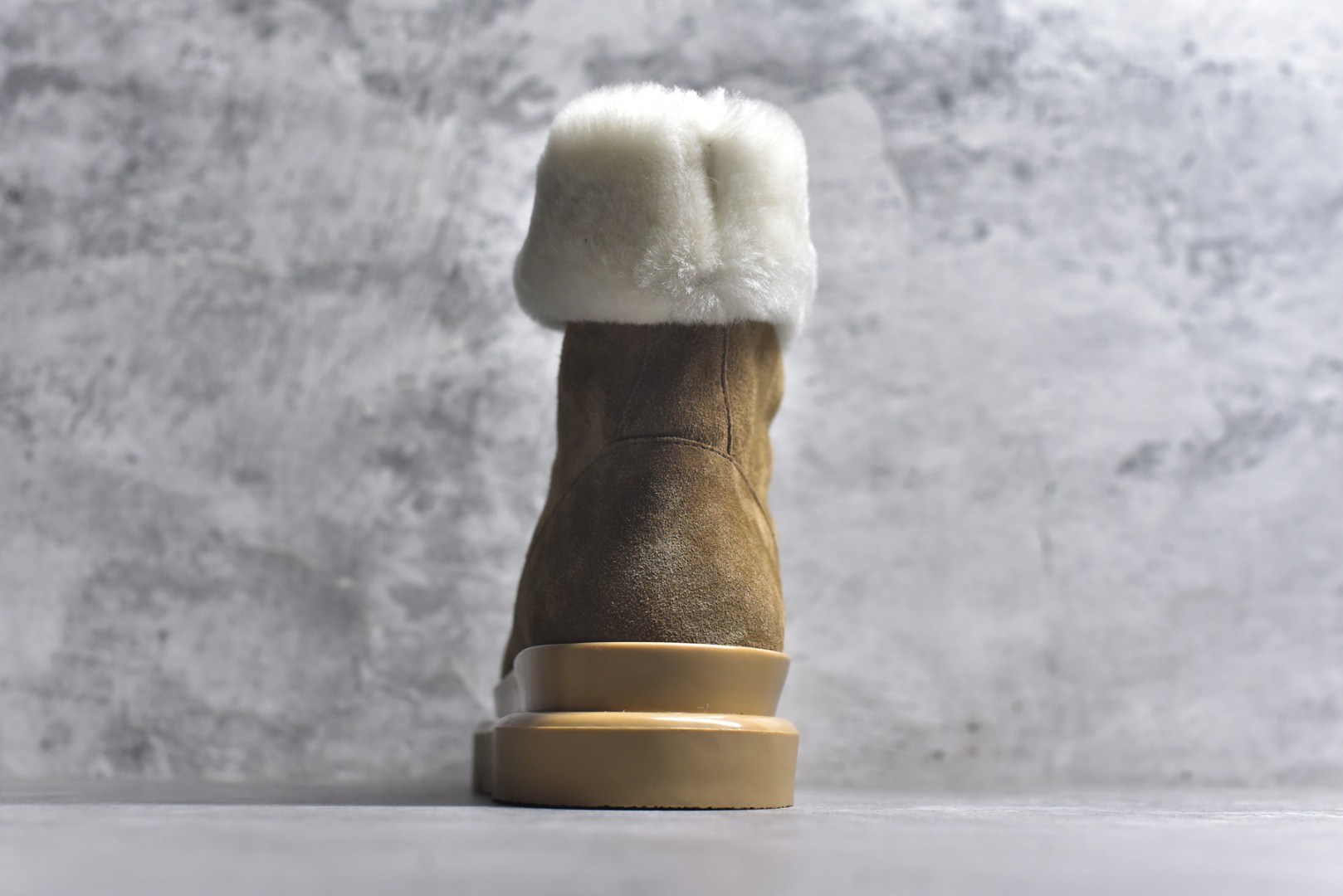 图片[5]-#LV路易威登L家 驴牌 Cortina系列 毛靴 雪地靴 短靴 本款 Cortina 闭趾凉拖出自 LV Ski 系列，为绒面牛皮革局部压印Monogram 图案，搭配舒适羊毛皮内衬与点缀LV Circle 标识的皮革鞋带。舒适构型可于冬日假期与都市生活间无缝切换 配送专柜精美包装🛍📦 ▪️面料 ： 原版定制进口头层牛皮 ▪️内里 ： 进口保暖羊毛里 ▪️鞋底 ： 原版开模防滑TPU材质 ▪️底厚 ：4.5cm ▪️尺码： 35 36 37 38 39 40 41 高帮-选品中心