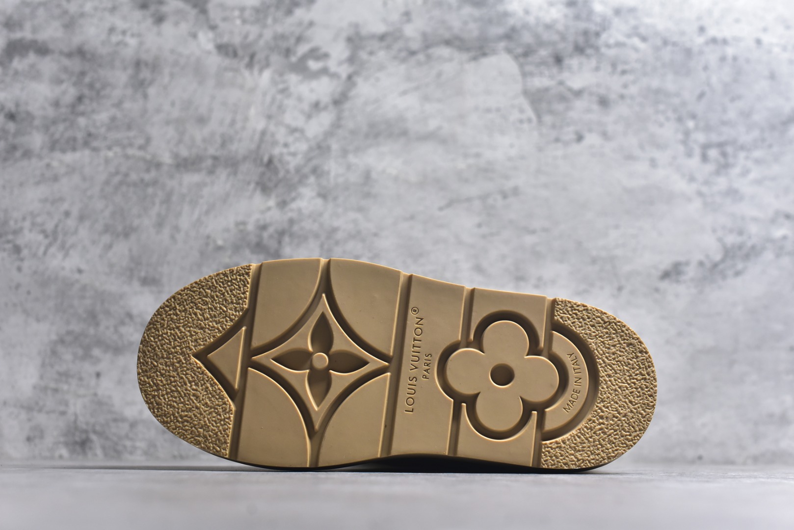 图片[6]-#LV路易威登L家 驴牌 Cortina系列 毛靴 雪地靴 短靴 本款 Cortina 闭趾凉拖出自 LV Ski 系列，为绒面牛皮革局部压印Monogram 图案，搭配舒适羊毛皮内衬与点缀LV Circle 标识的皮革鞋带。舒适构型可于冬日假期与都市生活间无缝切换 配送专柜精美包装🛍📦 ▪️面料 ： 原版定制进口头层牛皮 ▪️内里 ： 进口保暖羊毛里 ▪️鞋底 ： 原版开模防滑TPU材质 ▪️底厚 ：4.5cm ▪️尺码： 35 36 37 38 39 40 41 高帮-选品中心