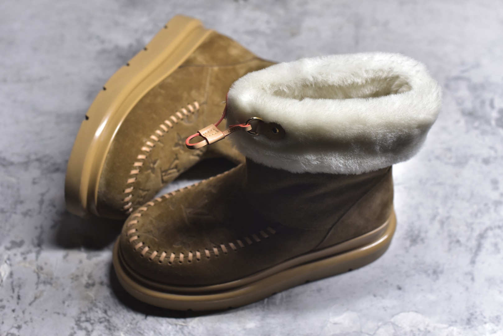 图片[7]-#LV路易威登L家 驴牌 Cortina系列 毛靴 雪地靴 短靴 本款 Cortina 闭趾凉拖出自 LV Ski 系列，为绒面牛皮革局部压印Monogram 图案，搭配舒适羊毛皮内衬与点缀LV Circle 标识的皮革鞋带。舒适构型可于冬日假期与都市生活间无缝切换 配送专柜精美包装🛍📦 ▪️面料 ： 原版定制进口头层牛皮 ▪️内里 ： 进口保暖羊毛里 ▪️鞋底 ： 原版开模防滑TPU材质 ▪️底厚 ：4.5cm ▪️尺码： 35 36 37 38 39 40 41 高帮-选品中心