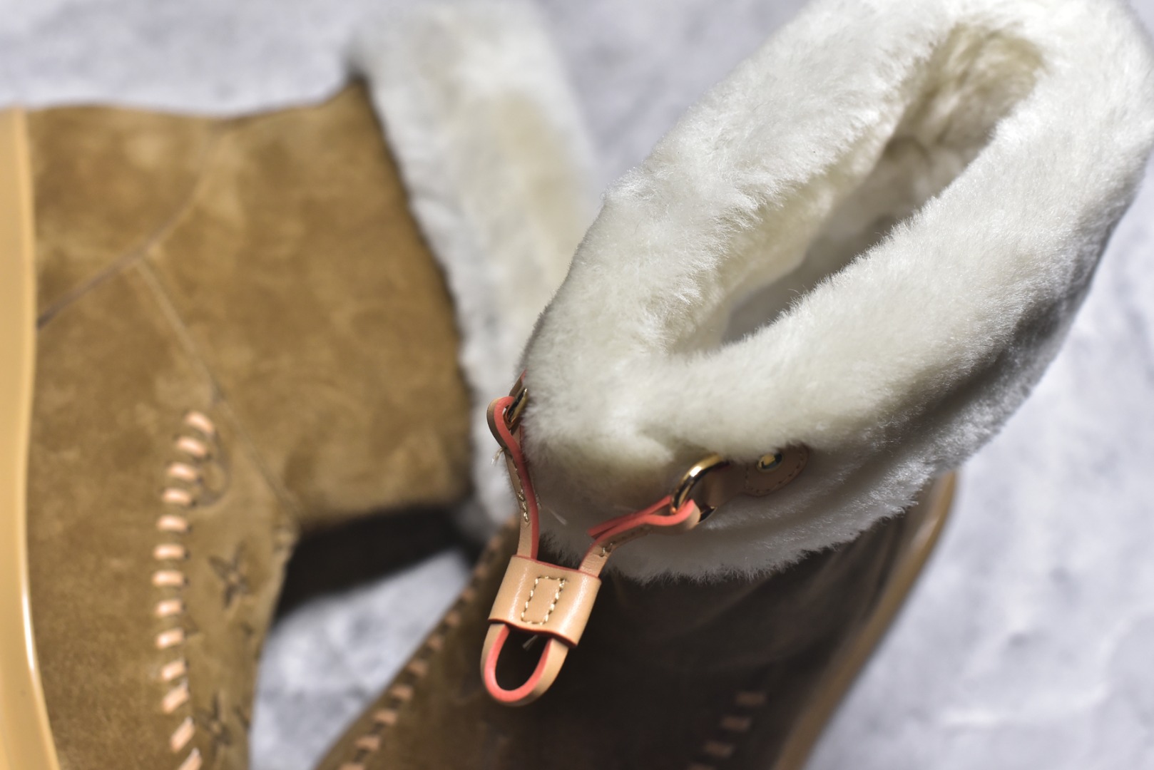 图片[9]-#LV路易威登L家 驴牌 Cortina系列 毛靴 雪地靴 短靴 本款 Cortina 闭趾凉拖出自 LV Ski 系列，为绒面牛皮革局部压印Monogram 图案，搭配舒适羊毛皮内衬与点缀LV Circle 标识的皮革鞋带。舒适构型可于冬日假期与都市生活间无缝切换 配送专柜精美包装🛍📦 ▪️面料 ： 原版定制进口头层牛皮 ▪️内里 ： 进口保暖羊毛里 ▪️鞋底 ： 原版开模防滑TPU材质 ▪️底厚 ：4.5cm ▪️尺码： 35 36 37 38 39 40 41 高帮-选品中心