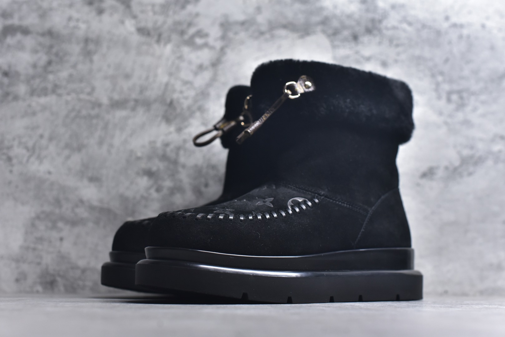 图片[2]-#LV路易威登L家 驴牌 Cortina系列 毛靴 雪地靴 短靴 本款 Cortina 闭趾凉拖出自 LV Ski 系列，为绒面牛皮革局部压印Monogram 图案，搭配舒适羊毛皮内衬与点缀LV Circle 标识的皮革鞋带。舒适构型可于冬日假期与都市生活间无缝切换 配送专柜精美包装🛍📦 ▪️面料 ： 原版定制进口头层牛皮 ▪️内里 ： 进口保暖羊毛里 ▪️鞋底 ： 原版开模防滑TPU材质 ▪️底厚 ：4.5cm ▪️尺码： 35 36 37 38 39 40 41 高帮-选品中心