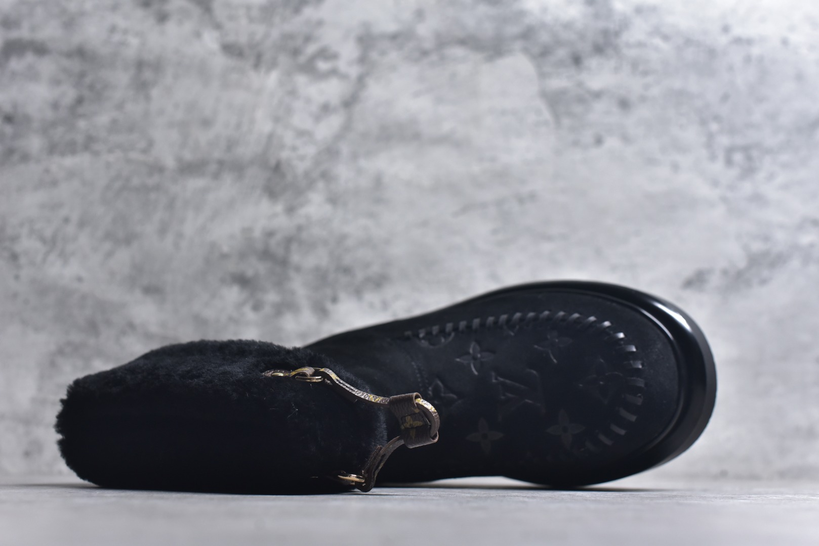 图片[4]-#LV路易威登L家 驴牌 Cortina系列 毛靴 雪地靴 短靴 本款 Cortina 闭趾凉拖出自 LV Ski 系列，为绒面牛皮革局部压印Monogram 图案，搭配舒适羊毛皮内衬与点缀LV Circle 标识的皮革鞋带。舒适构型可于冬日假期与都市生活间无缝切换 配送专柜精美包装🛍📦 ▪️面料 ： 原版定制进口头层牛皮 ▪️内里 ： 进口保暖羊毛里 ▪️鞋底 ： 原版开模防滑TPU材质 ▪️底厚 ：4.5cm ▪️尺码： 35 36 37 38 39 40 41 高帮-选品中心