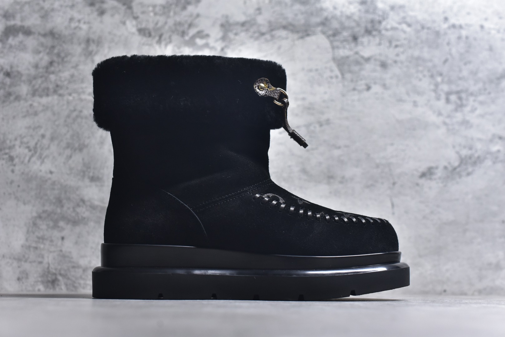 图片[3]-#LV路易威登L家 驴牌 Cortina系列 毛靴 雪地靴 短靴 本款 Cortina 闭趾凉拖出自 LV Ski 系列，为绒面牛皮革局部压印Monogram 图案，搭配舒适羊毛皮内衬与点缀LV Circle 标识的皮革鞋带。舒适构型可于冬日假期与都市生活间无缝切换 配送专柜精美包装🛍📦 ▪️面料 ： 原版定制进口头层牛皮 ▪️内里 ： 进口保暖羊毛里 ▪️鞋底 ： 原版开模防滑TPU材质 ▪️底厚 ：4.5cm ▪️尺码： 35 36 37 38 39 40 41 高帮-选品中心