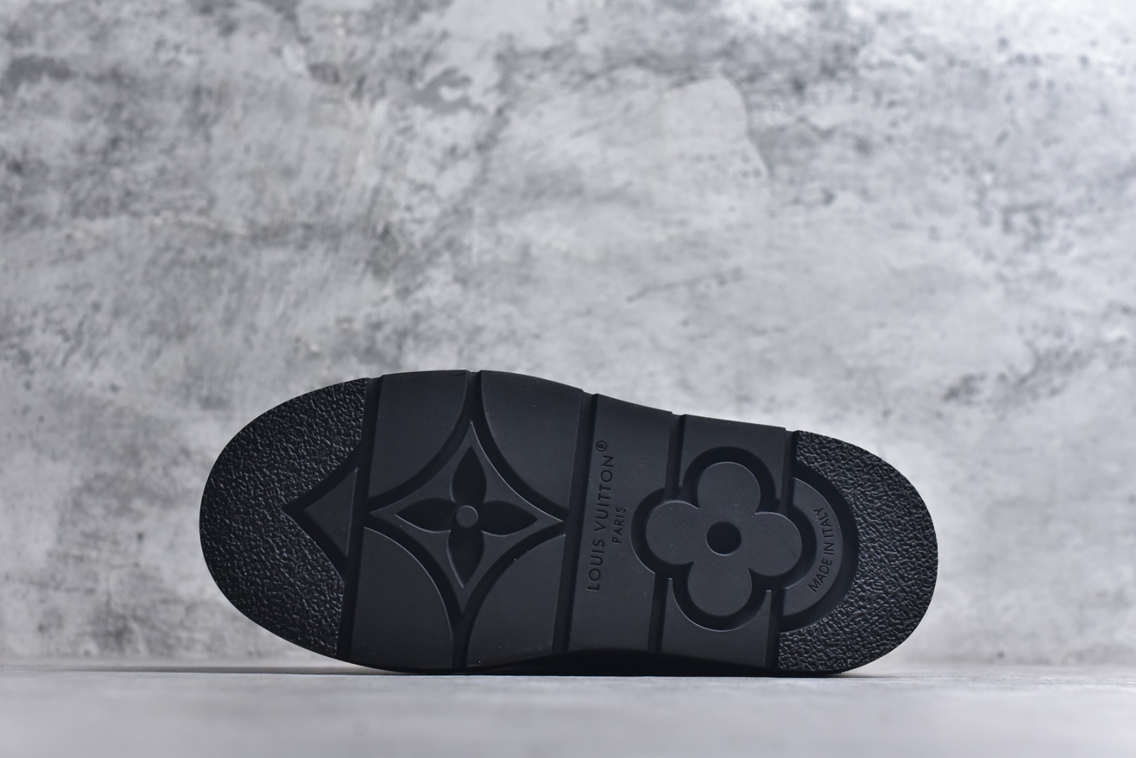 图片[6]-#LV路易威登L家 驴牌 Cortina系列 毛靴 雪地靴 短靴 本款 Cortina 闭趾凉拖出自 LV Ski 系列，为绒面牛皮革局部压印Monogram 图案，搭配舒适羊毛皮内衬与点缀LV Circle 标识的皮革鞋带。舒适构型可于冬日假期与都市生活间无缝切换 配送专柜精美包装🛍📦 ▪️面料 ： 原版定制进口头层牛皮 ▪️内里 ： 进口保暖羊毛里 ▪️鞋底 ： 原版开模防滑TPU材质 ▪️底厚 ：4.5cm ▪️尺码： 35 36 37 38 39 40 41 高帮-选品中心