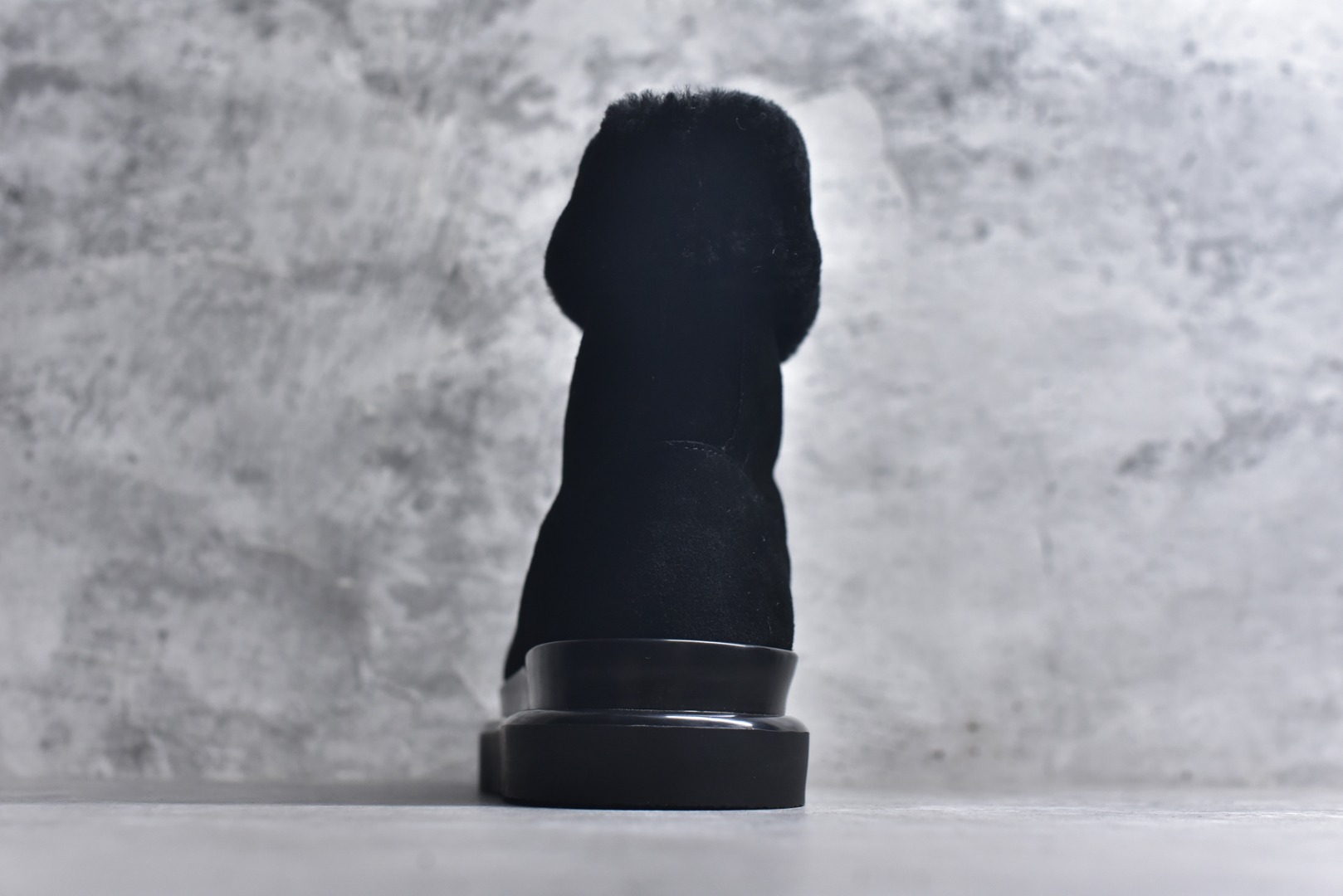 图片[5]-#LV路易威登L家 驴牌 Cortina系列 毛靴 雪地靴 短靴 本款 Cortina 闭趾凉拖出自 LV Ski 系列，为绒面牛皮革局部压印Monogram 图案，搭配舒适羊毛皮内衬与点缀LV Circle 标识的皮革鞋带。舒适构型可于冬日假期与都市生活间无缝切换 配送专柜精美包装🛍📦 ▪️面料 ： 原版定制进口头层牛皮 ▪️内里 ： 进口保暖羊毛里 ▪️鞋底 ： 原版开模防滑TPU材质 ▪️底厚 ：4.5cm ▪️尺码： 35 36 37 38 39 40 41 高帮-选品中心