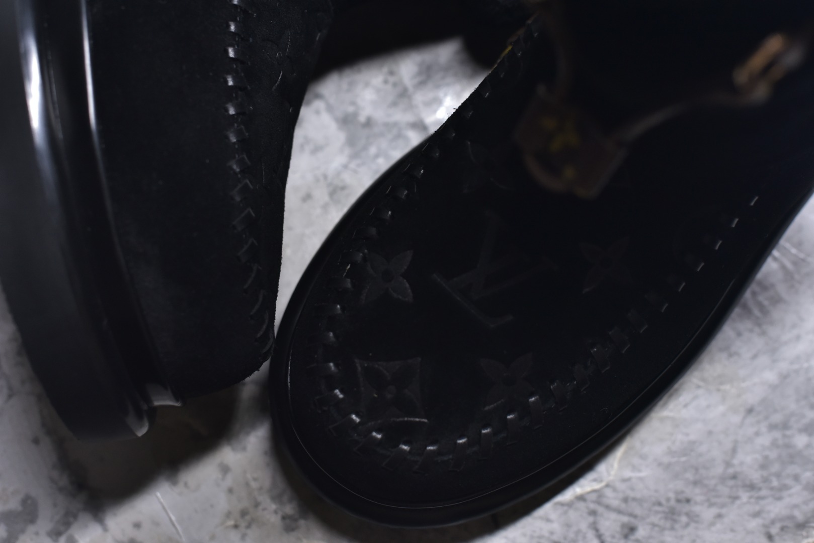 图片[8]-#LV路易威登L家 驴牌 Cortina系列 毛靴 雪地靴 短靴 本款 Cortina 闭趾凉拖出自 LV Ski 系列，为绒面牛皮革局部压印Monogram 图案，搭配舒适羊毛皮内衬与点缀LV Circle 标识的皮革鞋带。舒适构型可于冬日假期与都市生活间无缝切换 配送专柜精美包装🛍📦 ▪️面料 ： 原版定制进口头层牛皮 ▪️内里 ： 进口保暖羊毛里 ▪️鞋底 ： 原版开模防滑TPU材质 ▪️底厚 ：4.5cm ▪️尺码： 35 36 37 38 39 40 41 高帮-选品中心