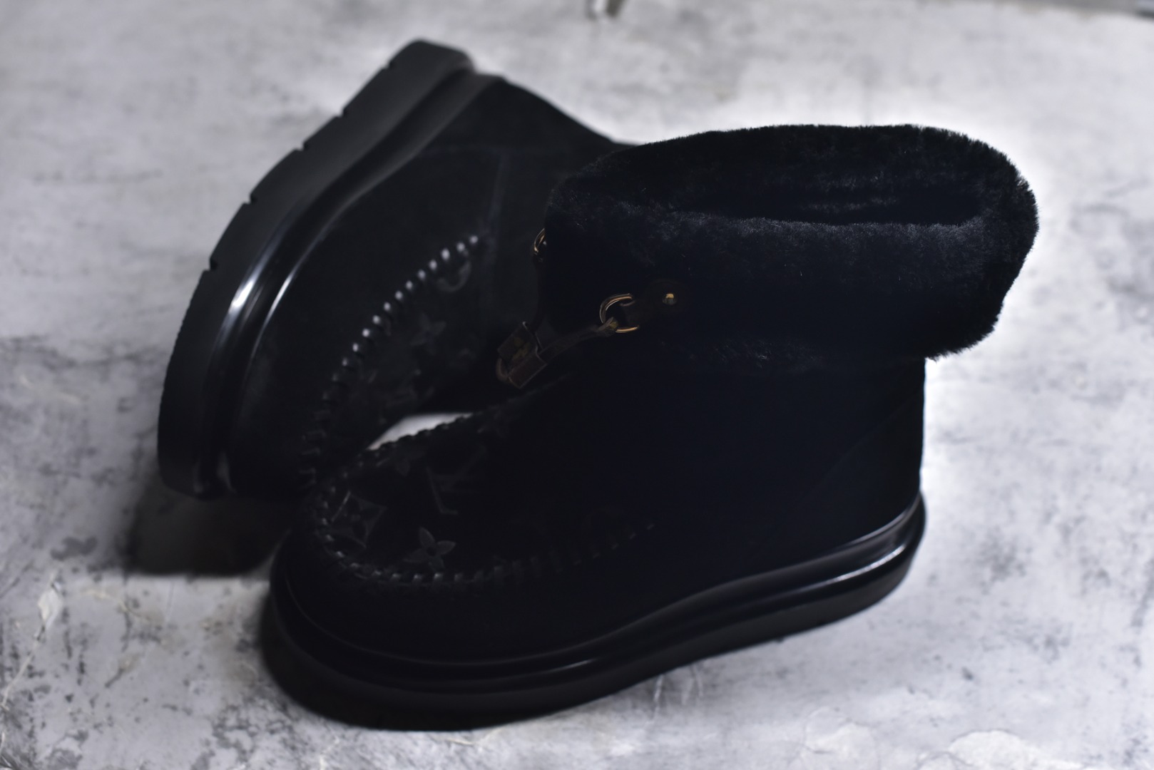 图片[7]-#LV路易威登L家 驴牌 Cortina系列 毛靴 雪地靴 短靴 本款 Cortina 闭趾凉拖出自 LV Ski 系列，为绒面牛皮革局部压印Monogram 图案，搭配舒适羊毛皮内衬与点缀LV Circle 标识的皮革鞋带。舒适构型可于冬日假期与都市生活间无缝切换 配送专柜精美包装🛍📦 ▪️面料 ： 原版定制进口头层牛皮 ▪️内里 ： 进口保暖羊毛里 ▪️鞋底 ： 原版开模防滑TPU材质 ▪️底厚 ：4.5cm ▪️尺码： 35 36 37 38 39 40 41 高帮-选品中心