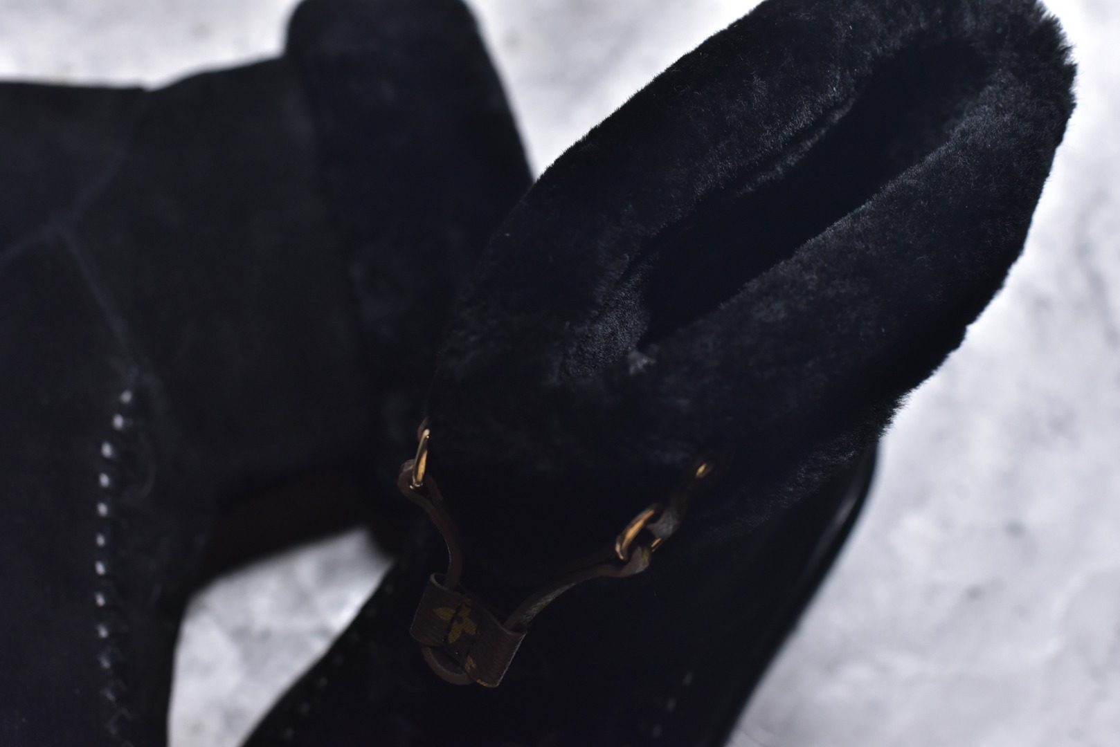 图片[9]-#LV路易威登L家 驴牌 Cortina系列 毛靴 雪地靴 短靴 本款 Cortina 闭趾凉拖出自 LV Ski 系列，为绒面牛皮革局部压印Monogram 图案，搭配舒适羊毛皮内衬与点缀LV Circle 标识的皮革鞋带。舒适构型可于冬日假期与都市生活间无缝切换 配送专柜精美包装🛍📦 ▪️面料 ： 原版定制进口头层牛皮 ▪️内里 ： 进口保暖羊毛里 ▪️鞋底 ： 原版开模防滑TPU材质 ▪️底厚 ：4.5cm ▪️尺码： 35 36 37 38 39 40 41 高帮-选品中心