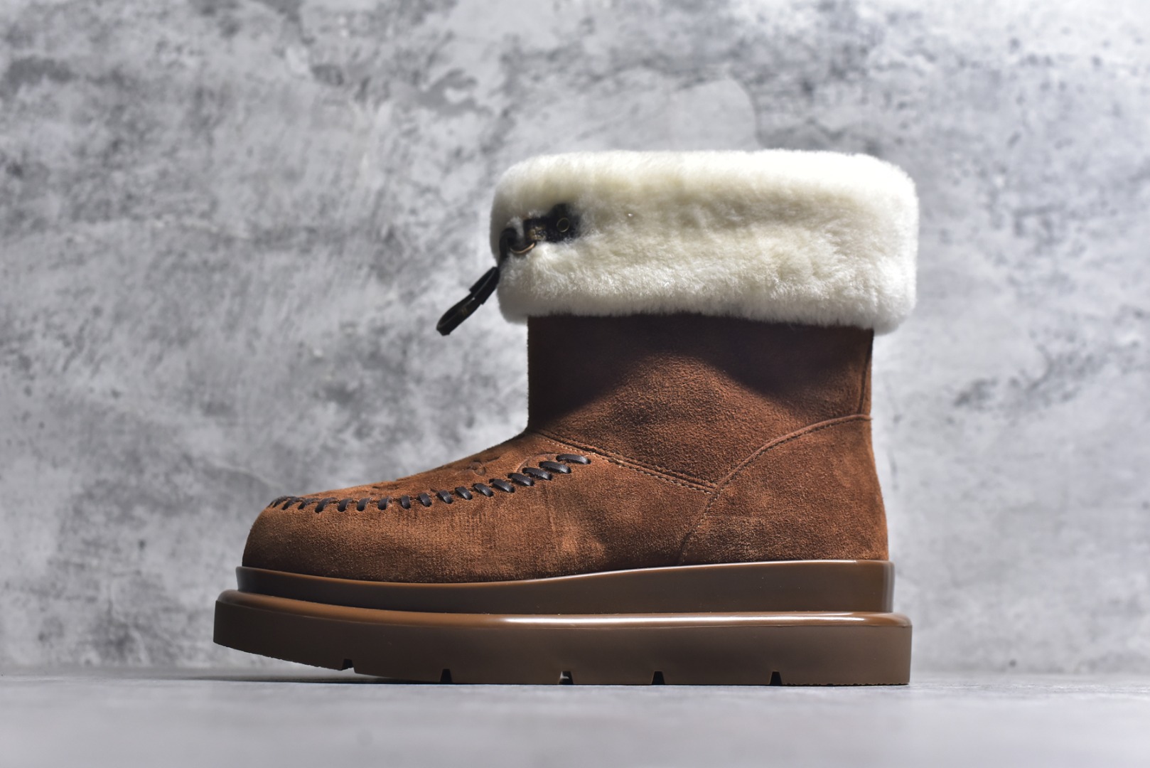 #LV路易威登L家 驴牌 Cortina系列 毛靴 雪地靴 短靴 本款 Cortina 闭趾凉拖出自 LV Ski 系列，为绒面牛皮革局部压印Monogram 图案，搭配舒适羊毛皮内衬与点缀LV Circle 标识的皮革鞋带。舒适构型可于冬日假期与都市生活间无缝切换 配送专柜精美包装🛍📦 ▪️面料 ： 原版定制进口头层牛皮 ▪️内里 ： 进口保暖羊毛里 ▪️鞋底 ： 原版开模防滑TPU材质 ▪️底厚 ：4.5cm ▪️尺码： 35 36 37 38 39 40 41 高帮-选品中心