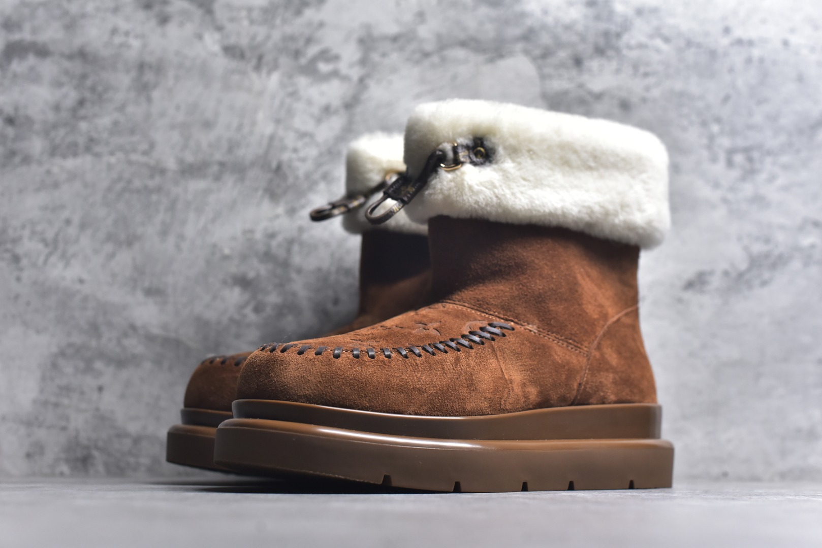 图片[2]-#LV路易威登L家 驴牌 Cortina系列 毛靴 雪地靴 短靴 本款 Cortina 闭趾凉拖出自 LV Ski 系列，为绒面牛皮革局部压印Monogram 图案，搭配舒适羊毛皮内衬与点缀LV Circle 标识的皮革鞋带。舒适构型可于冬日假期与都市生活间无缝切换 配送专柜精美包装🛍📦 ▪️面料 ： 原版定制进口头层牛皮 ▪️内里 ： 进口保暖羊毛里 ▪️鞋底 ： 原版开模防滑TPU材质 ▪️底厚 ：4.5cm ▪️尺码： 35 36 37 38 39 40 41 高帮-选品中心