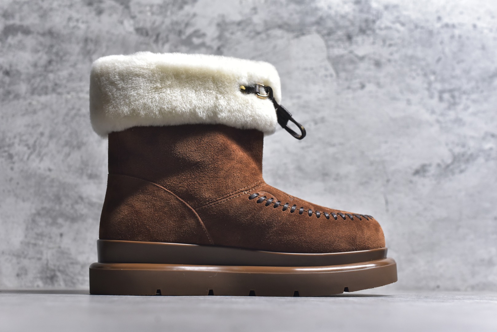 图片[3]-#LV路易威登L家 驴牌 Cortina系列 毛靴 雪地靴 短靴 本款 Cortina 闭趾凉拖出自 LV Ski 系列，为绒面牛皮革局部压印Monogram 图案，搭配舒适羊毛皮内衬与点缀LV Circle 标识的皮革鞋带。舒适构型可于冬日假期与都市生活间无缝切换 配送专柜精美包装🛍📦 ▪️面料 ： 原版定制进口头层牛皮 ▪️内里 ： 进口保暖羊毛里 ▪️鞋底 ： 原版开模防滑TPU材质 ▪️底厚 ：4.5cm ▪️尺码： 35 36 37 38 39 40 41 高帮-选品中心