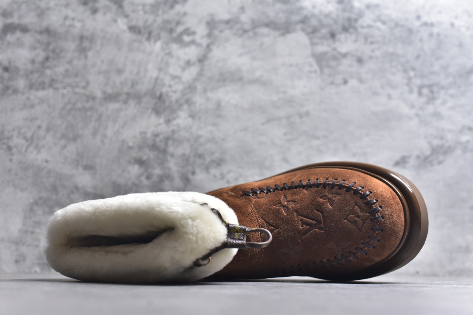 图片[4]-#LV路易威登L家 驴牌 Cortina系列 毛靴 雪地靴 短靴 本款 Cortina 闭趾凉拖出自 LV Ski 系列，为绒面牛皮革局部压印Monogram 图案，搭配舒适羊毛皮内衬与点缀LV Circle 标识的皮革鞋带。舒适构型可于冬日假期与都市生活间无缝切换 配送专柜精美包装🛍📦 ▪️面料 ： 原版定制进口头层牛皮 ▪️内里 ： 进口保暖羊毛里 ▪️鞋底 ： 原版开模防滑TPU材质 ▪️底厚 ：4.5cm ▪️尺码： 35 36 37 38 39 40 41 高帮-选品中心