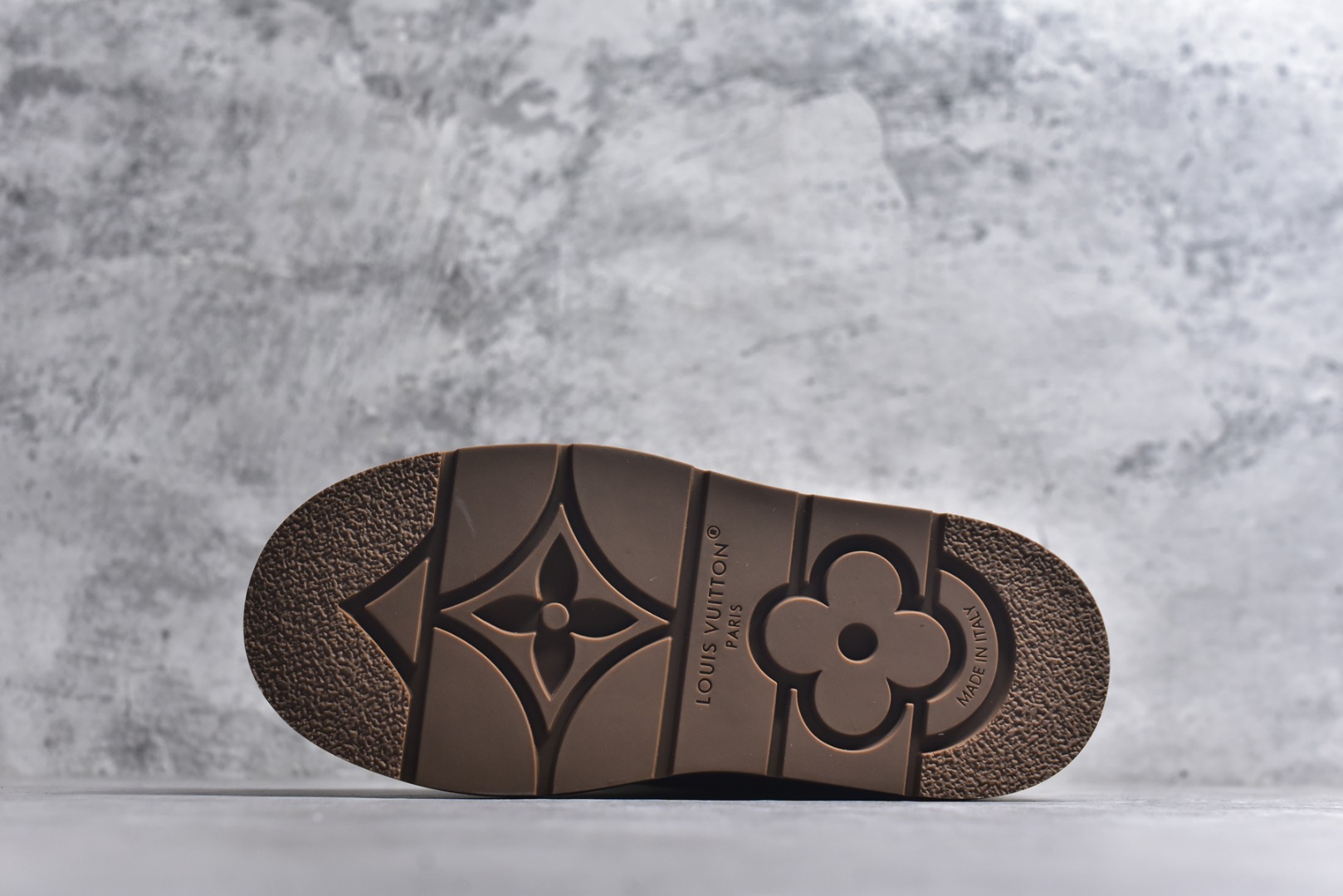 图片[6]-#LV路易威登L家 驴牌 Cortina系列 毛靴 雪地靴 短靴 本款 Cortina 闭趾凉拖出自 LV Ski 系列，为绒面牛皮革局部压印Monogram 图案，搭配舒适羊毛皮内衬与点缀LV Circle 标识的皮革鞋带。舒适构型可于冬日假期与都市生活间无缝切换 配送专柜精美包装🛍📦 ▪️面料 ： 原版定制进口头层牛皮 ▪️内里 ： 进口保暖羊毛里 ▪️鞋底 ： 原版开模防滑TPU材质 ▪️底厚 ：4.5cm ▪️尺码： 35 36 37 38 39 40 41 高帮-选品中心