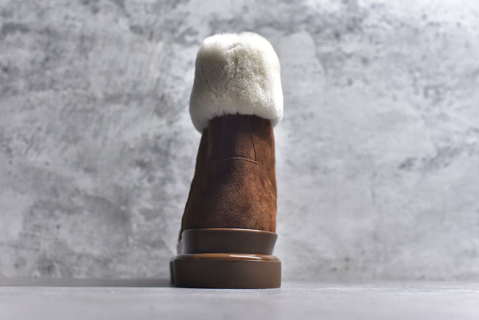 图片[5]-#LV路易威登L家 驴牌 Cortina系列 毛靴 雪地靴 短靴 本款 Cortina 闭趾凉拖出自 LV Ski 系列，为绒面牛皮革局部压印Monogram 图案，搭配舒适羊毛皮内衬与点缀LV Circle 标识的皮革鞋带。舒适构型可于冬日假期与都市生活间无缝切换 配送专柜精美包装🛍📦 ▪️面料 ： 原版定制进口头层牛皮 ▪️内里 ： 进口保暖羊毛里 ▪️鞋底 ： 原版开模防滑TPU材质 ▪️底厚 ：4.5cm ▪️尺码： 35 36 37 38 39 40 41 高帮-选品中心